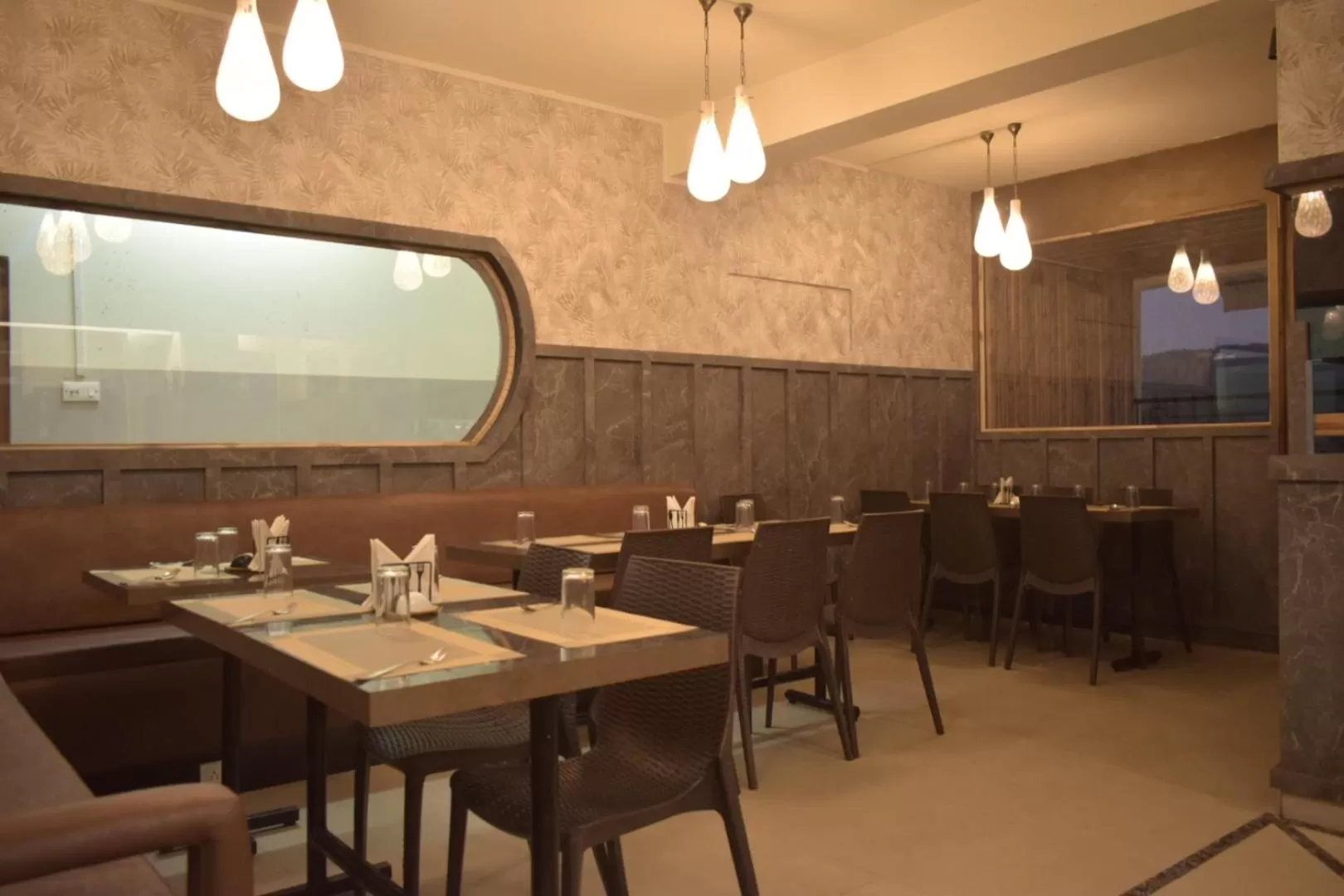 Restaurant/Places to Eat in Hotel Travellers INN