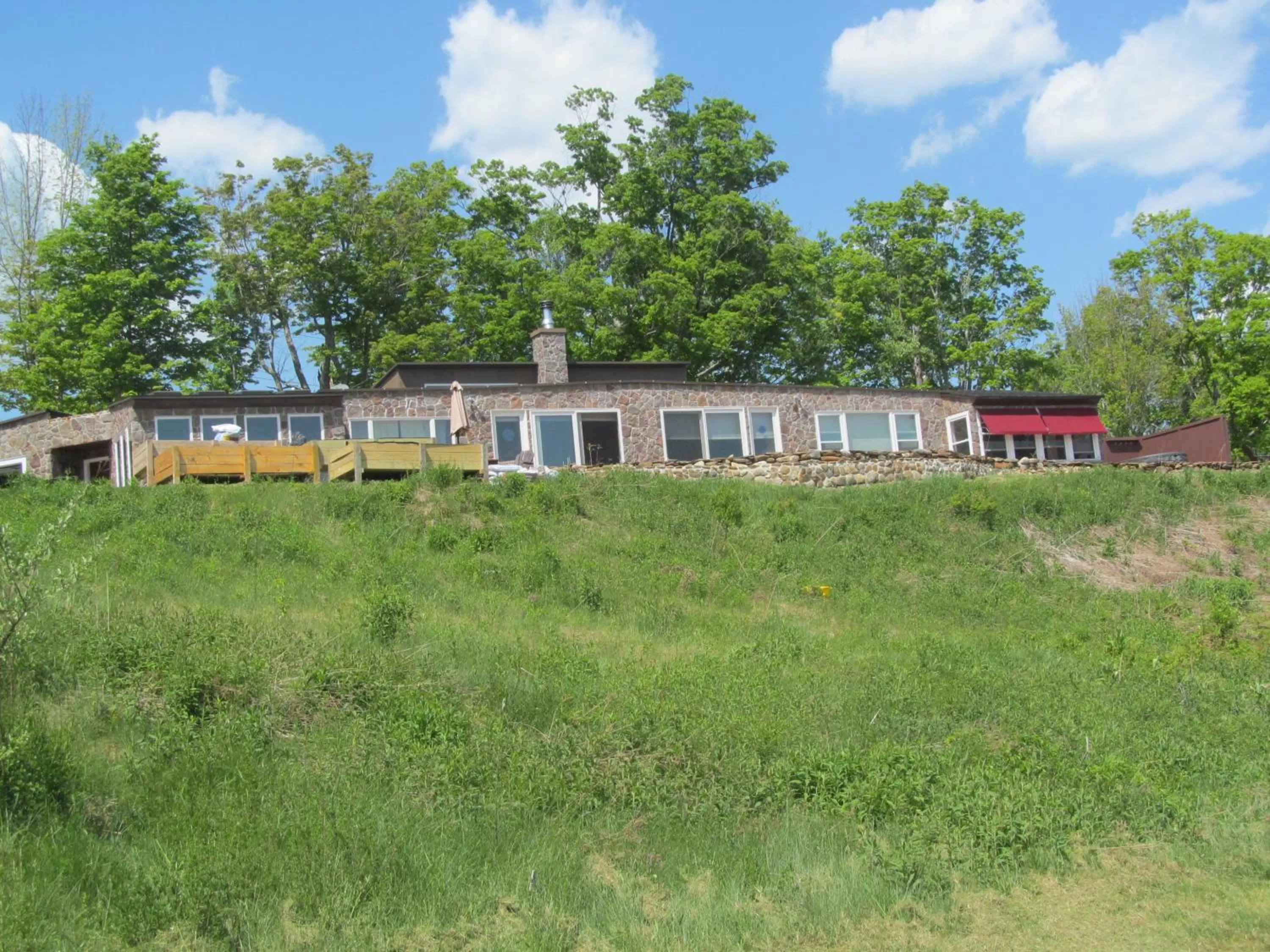 Property building in 13 Hills Bed & Breakfast