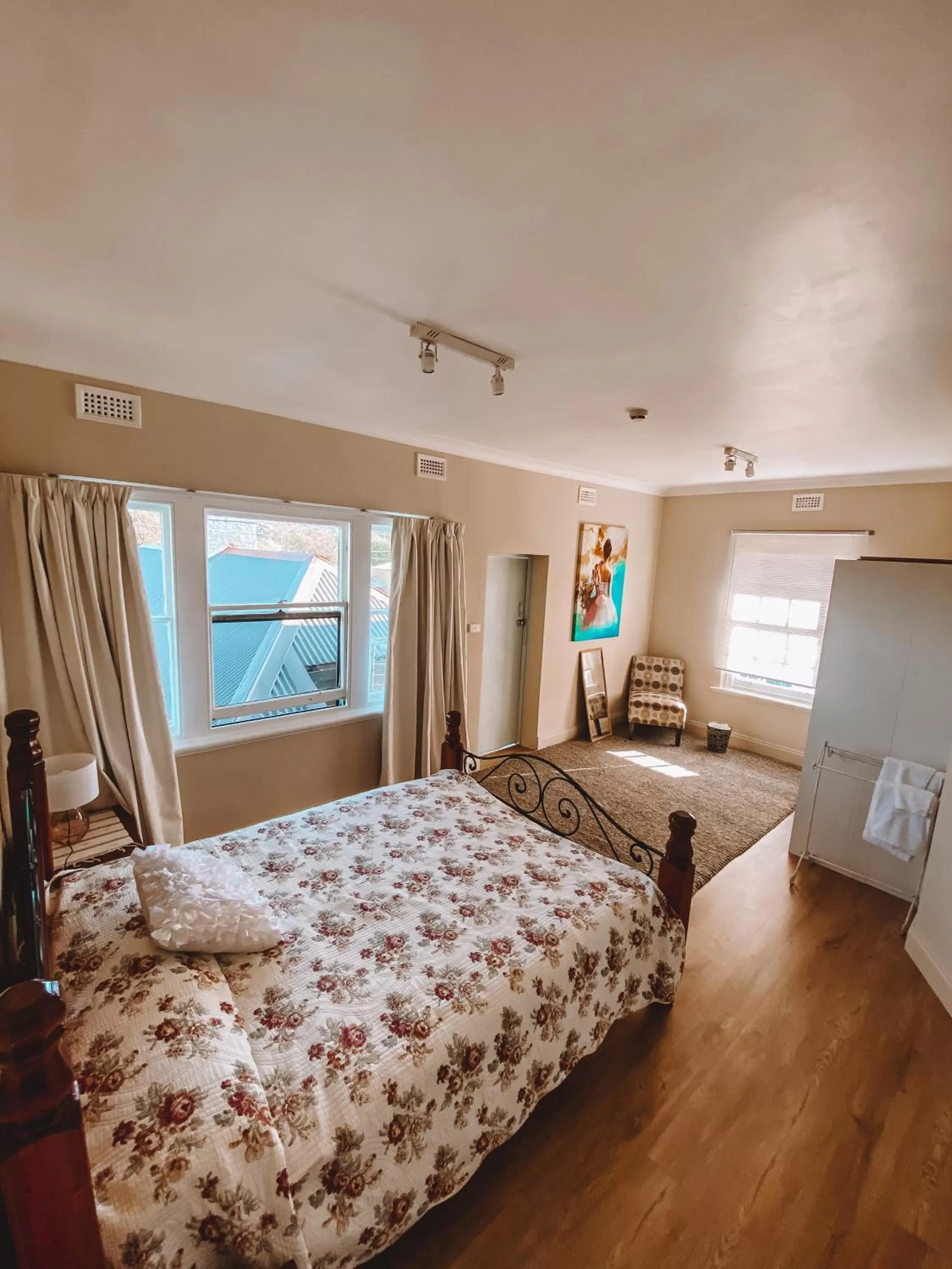 Bedroom, Bed in Stella's Dromana Hotel