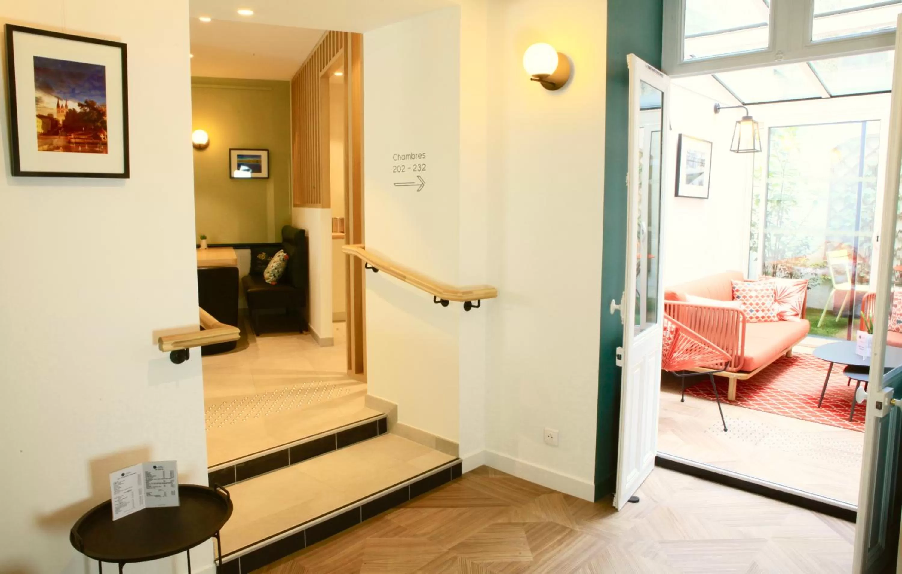 Lounge or bar in Logis Hôtels- Hôtel Marguerite d'Anjou Angers château