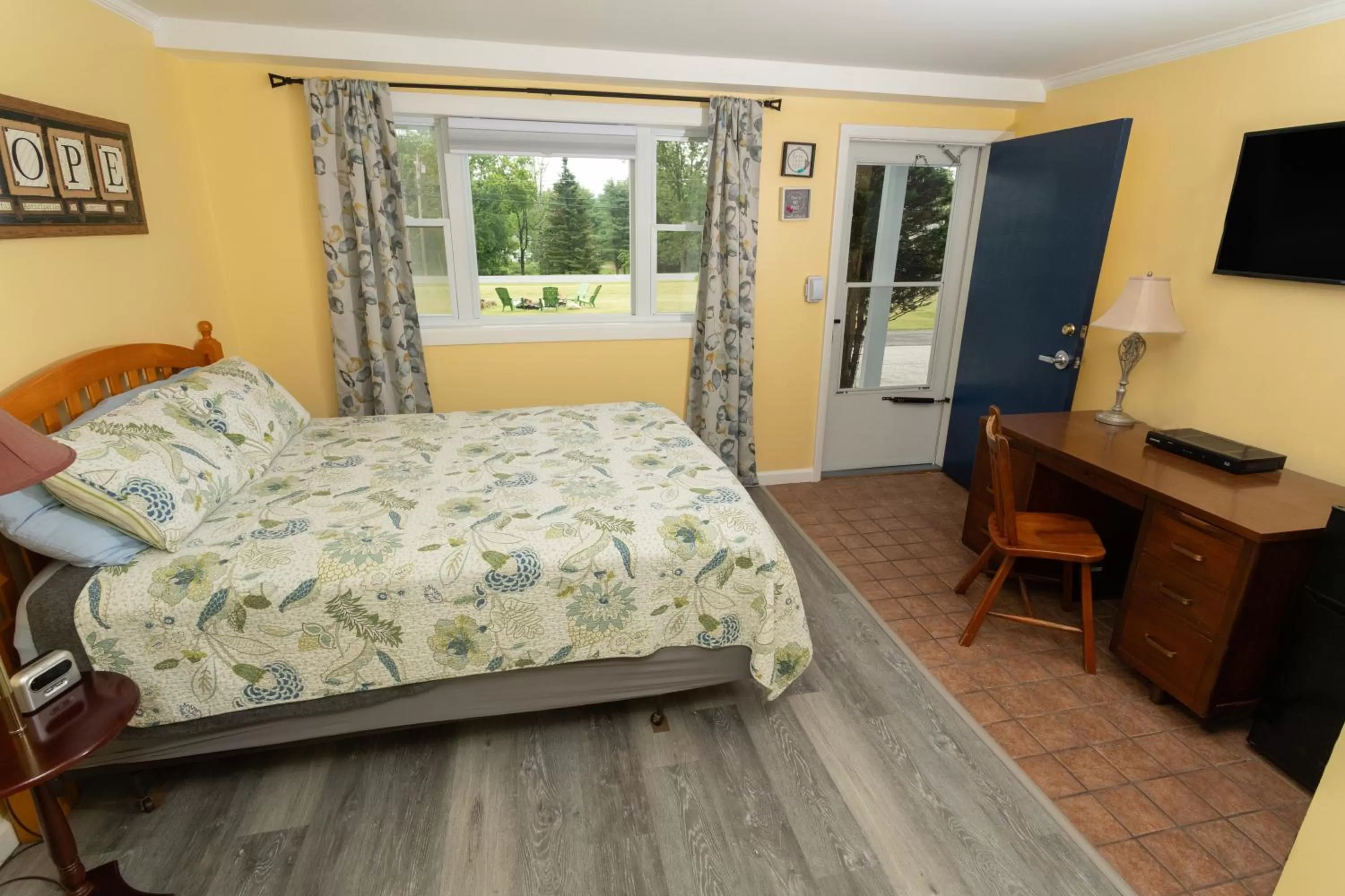 Bed in Governor's Rock Motel