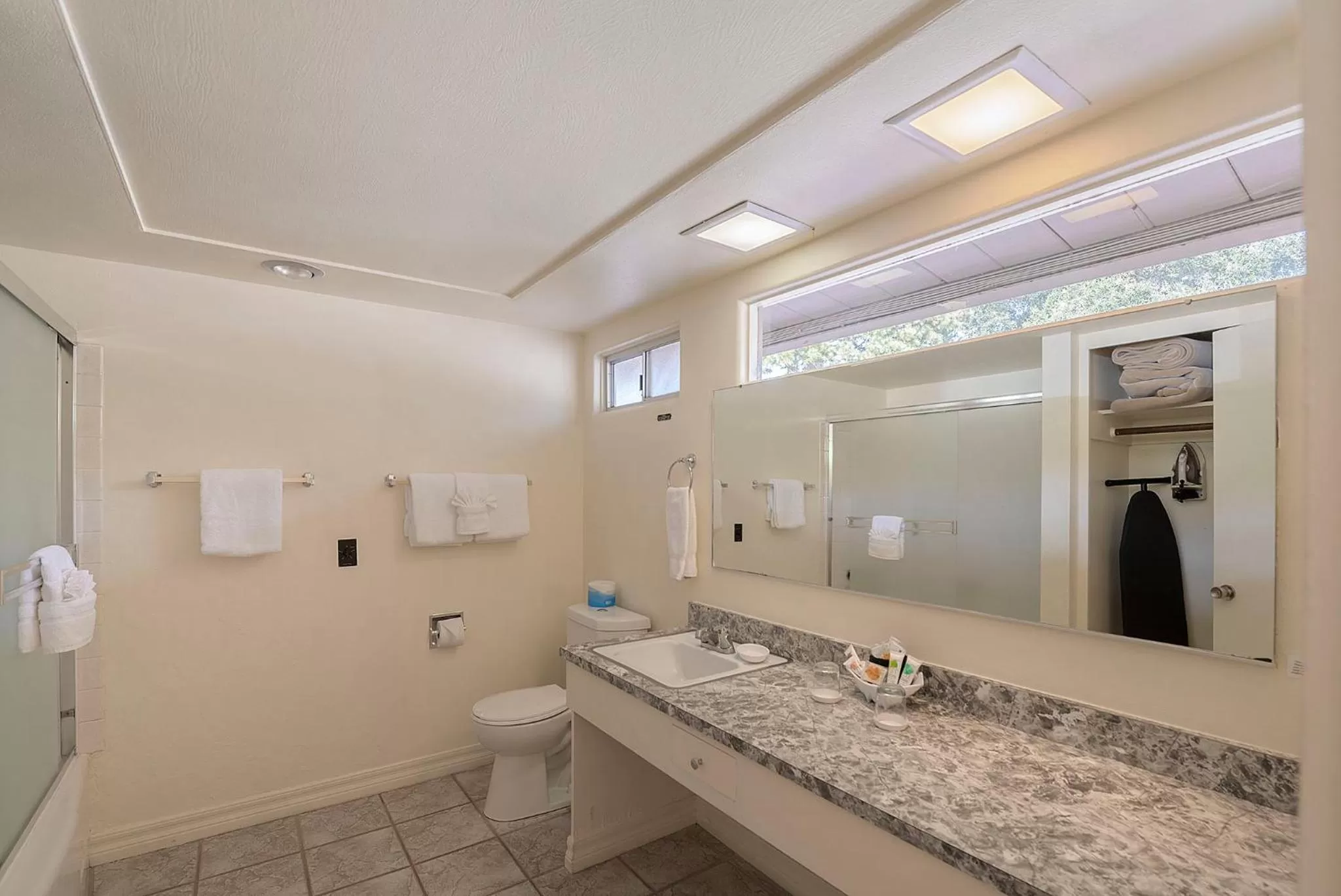 Bathroom in Contenta Inn