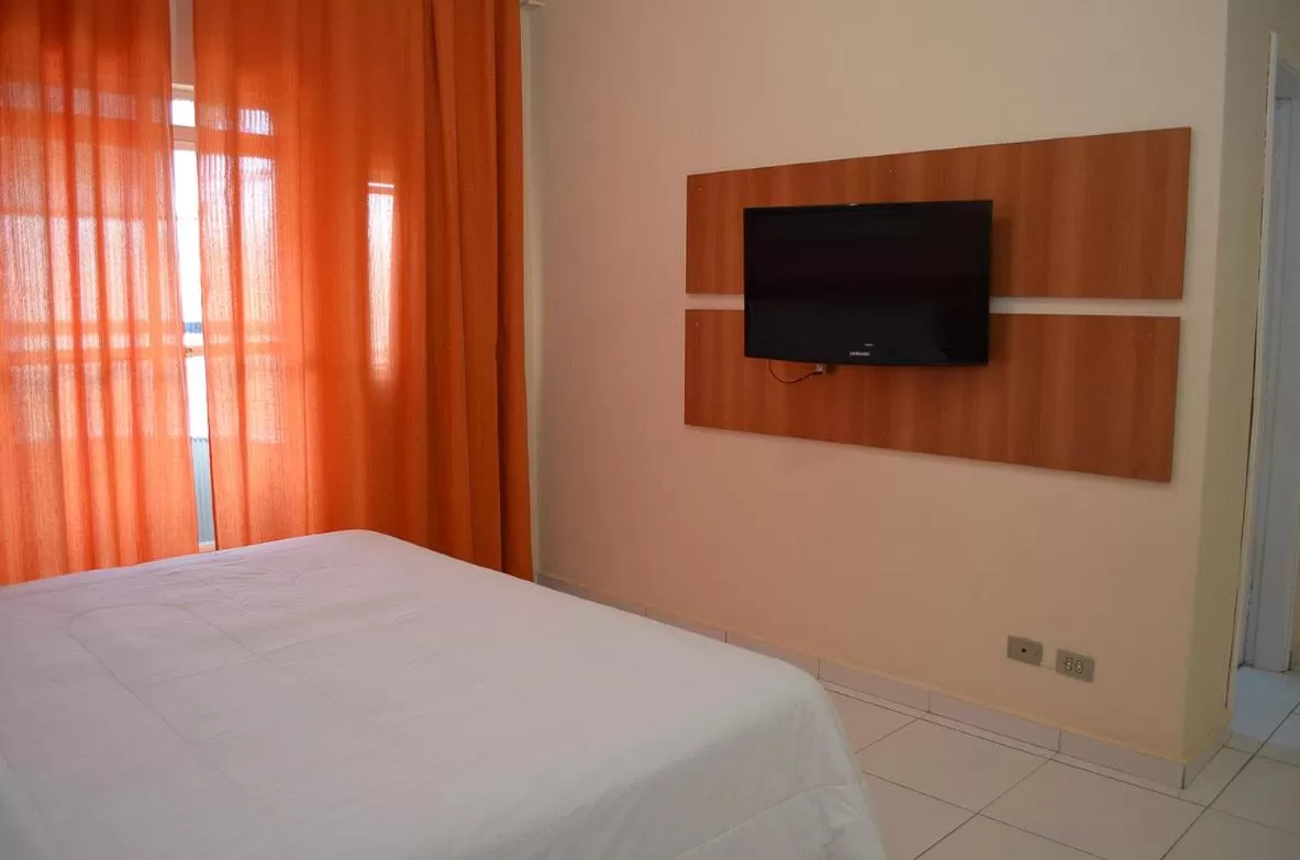Bed, TV/Entertainment Center in Calabreza Hotel e Restaurante - By UP Hotel