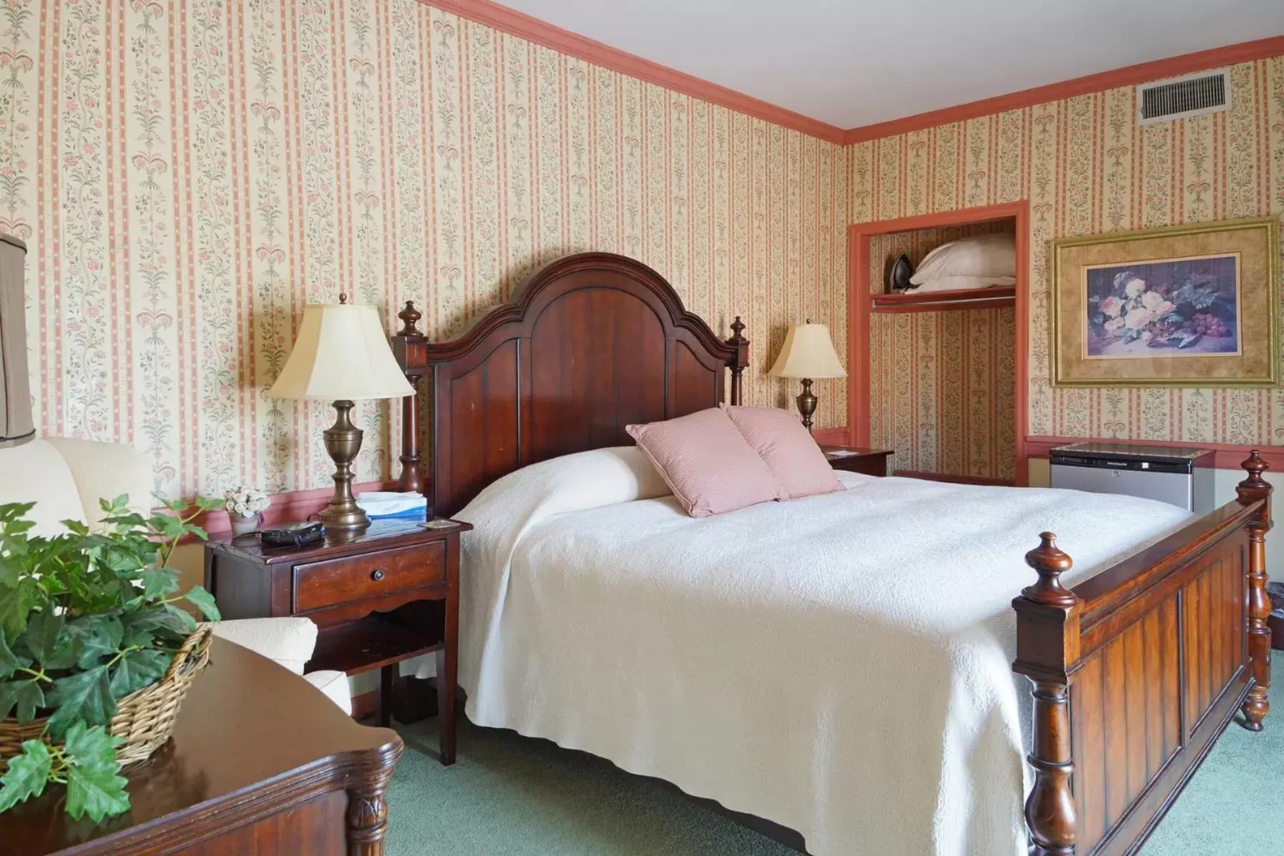 Superior King Room in Strasburg Village Inn Superior King Room in Strasburg Village Inn