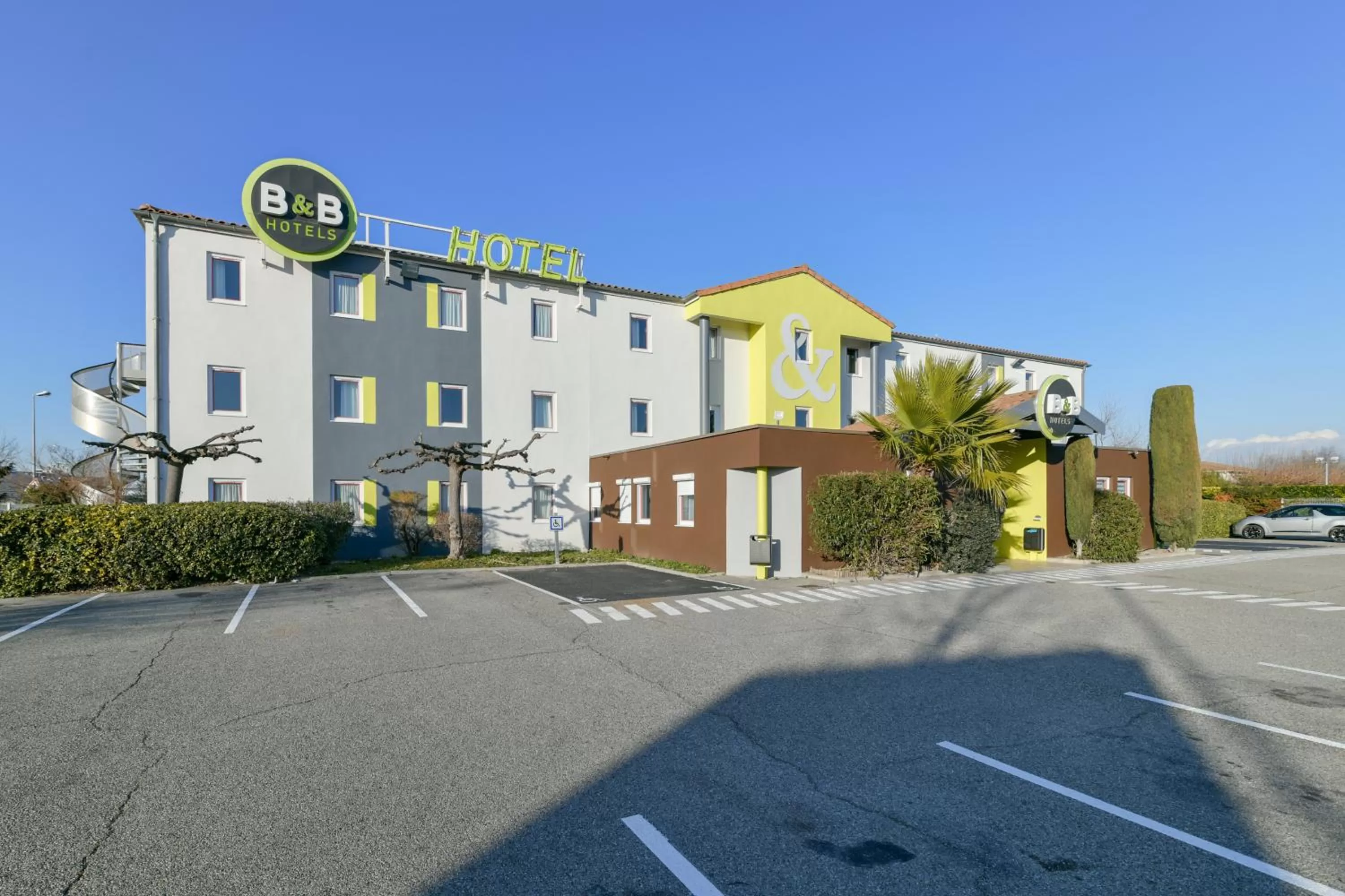Facade/entrance in B&B HOTEL Avignon 2