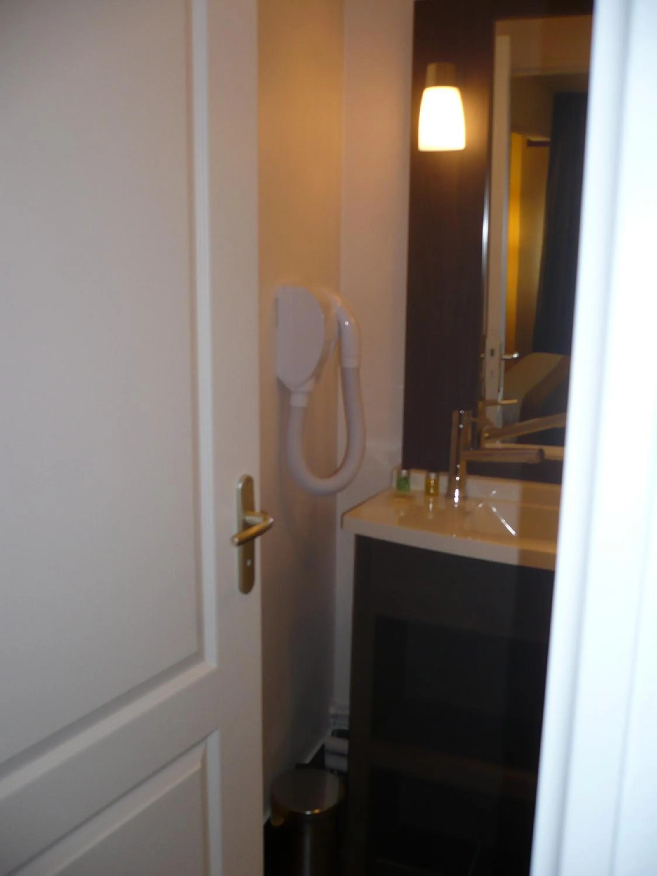 Bathroom in Hotel De France