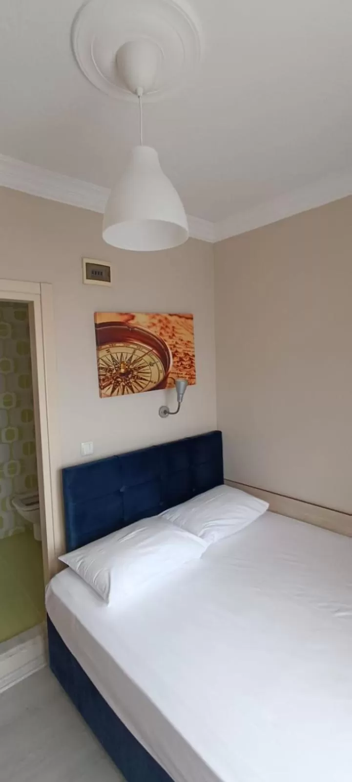 Shower, Bed in Hotel Crowded House