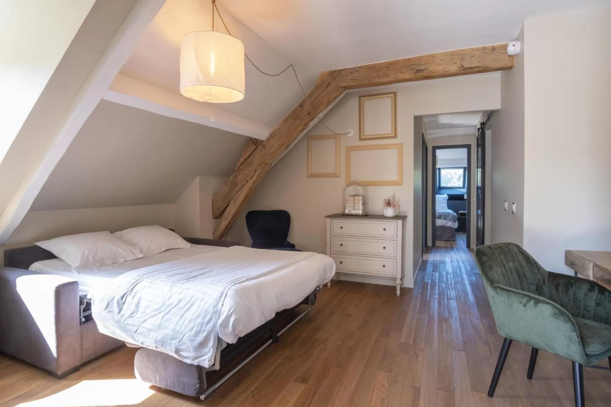 Photo of the whole room, Bed in Les Demeures de Varennes, BW Signature Collection
