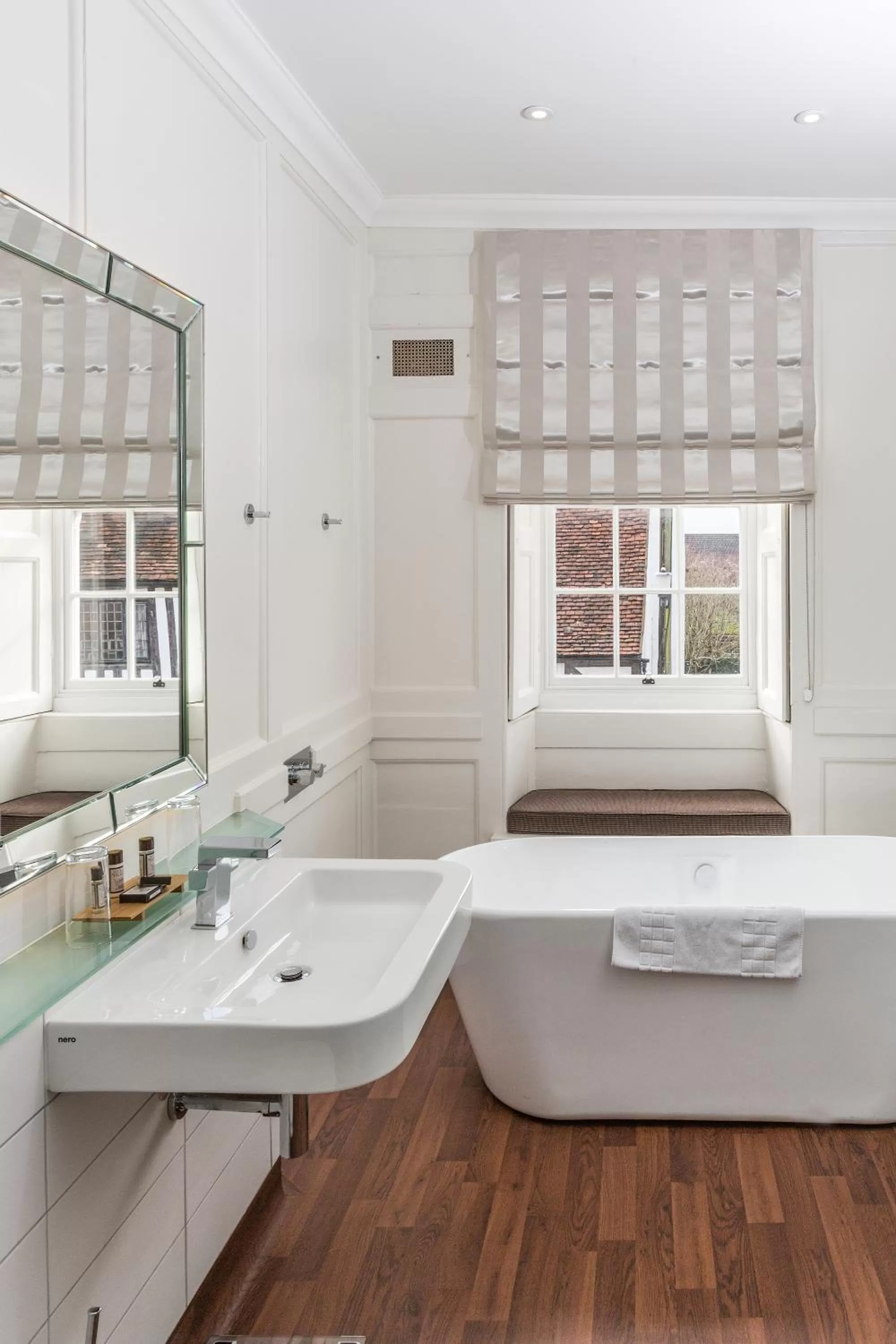 Bathroom, Bed in The Bell Inn Hotel