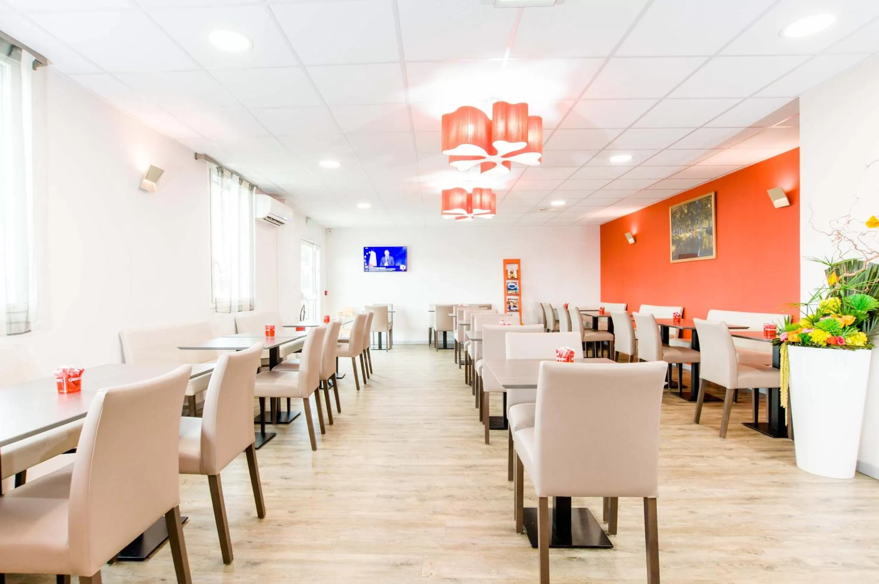 Restaurant/places to eat in Dios Hotel