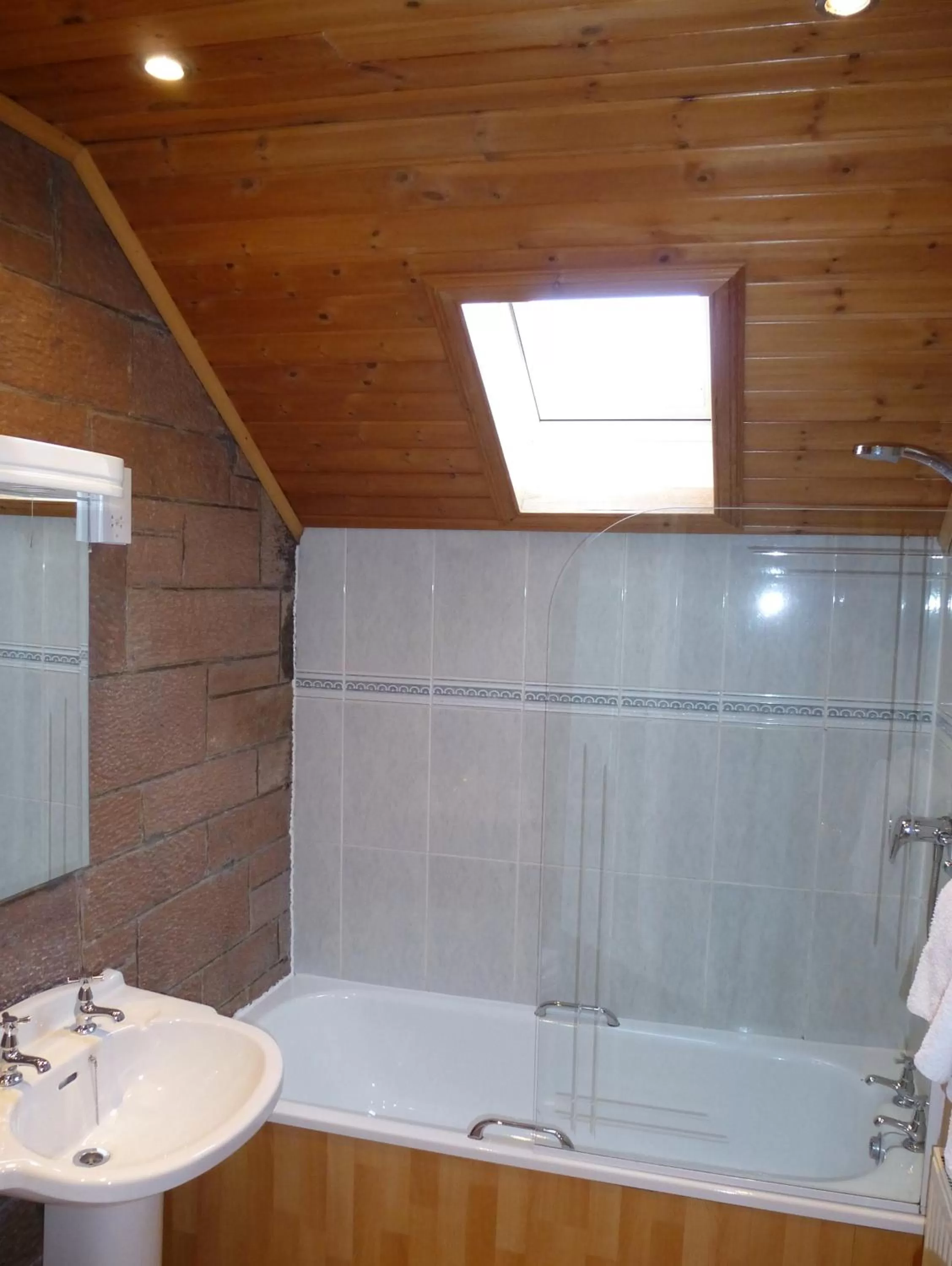 Bathroom in Somerton House Hotel