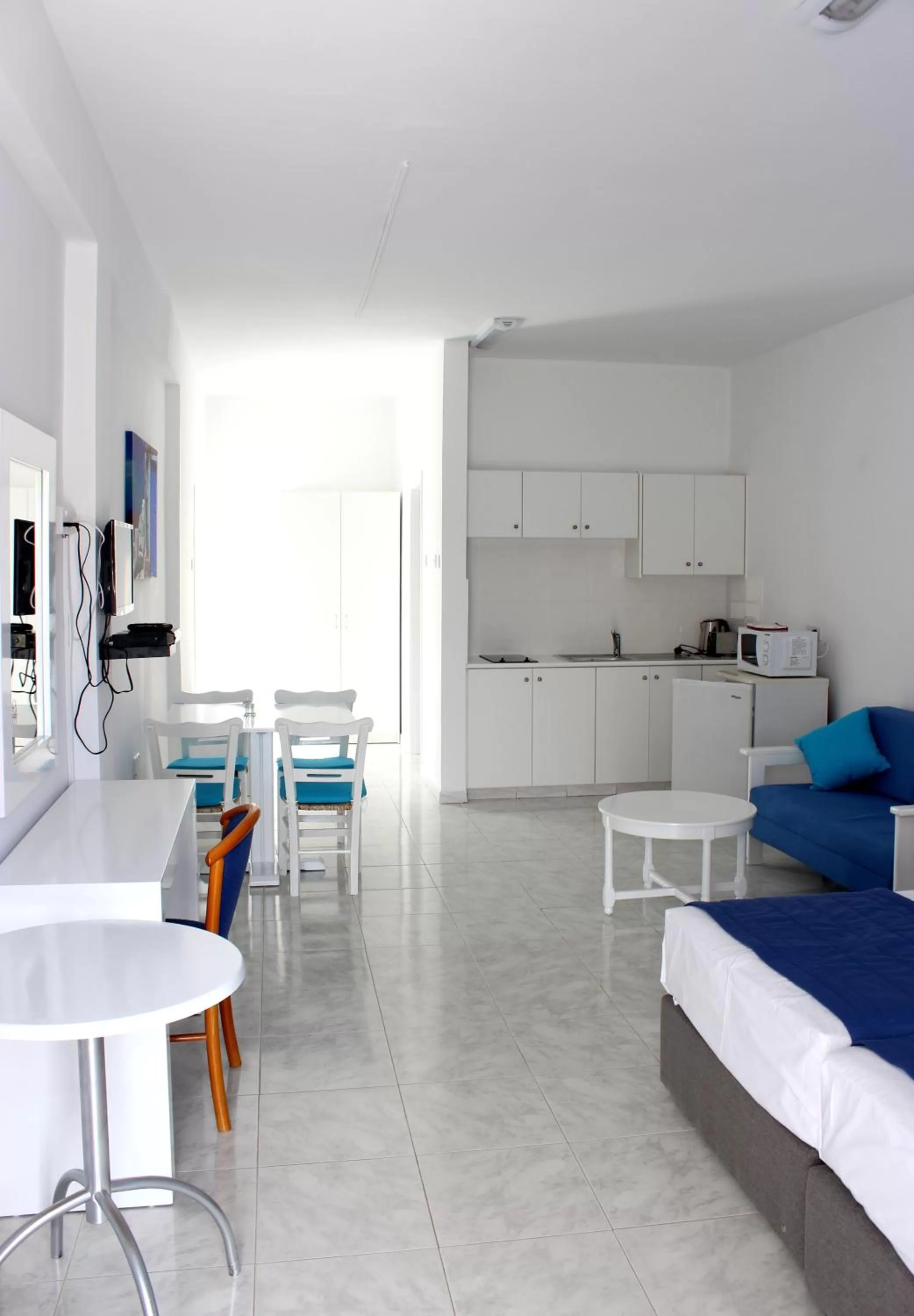 Kitchen or kitchenette in Flokkas Hotel Apartments