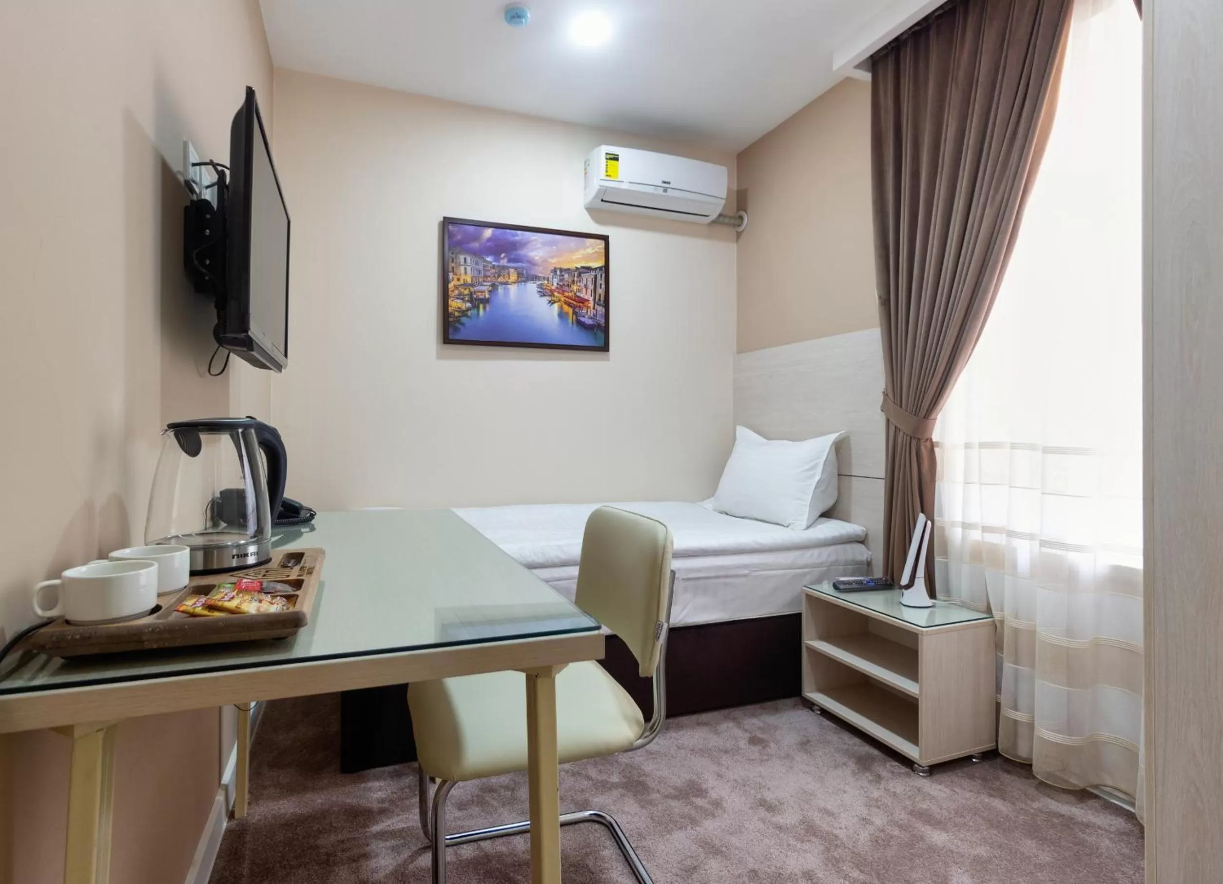 Photo of the whole room, Seating Area in Musafir Hotel