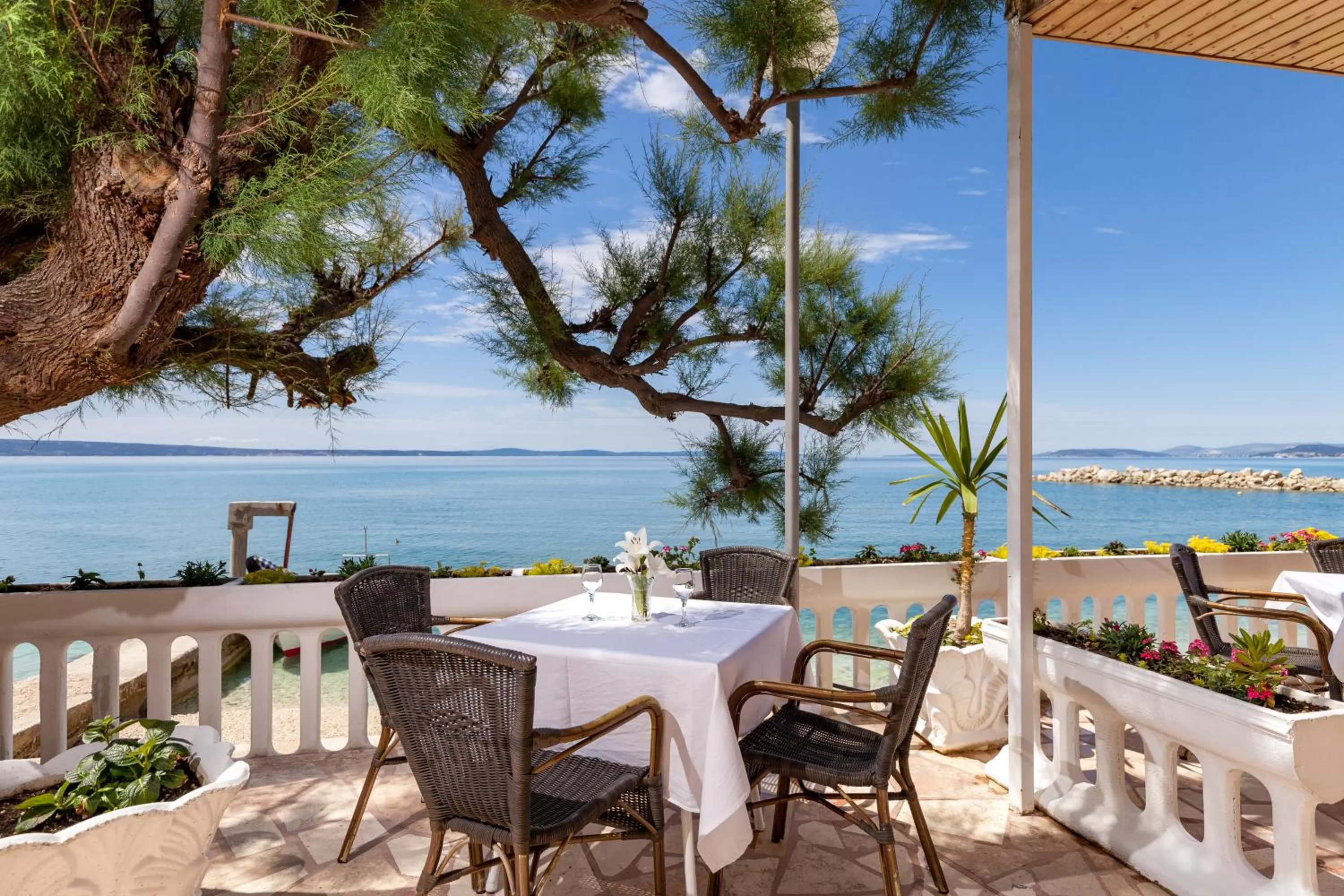 Property building, Restaurant/Places to Eat in Rooms Marinac