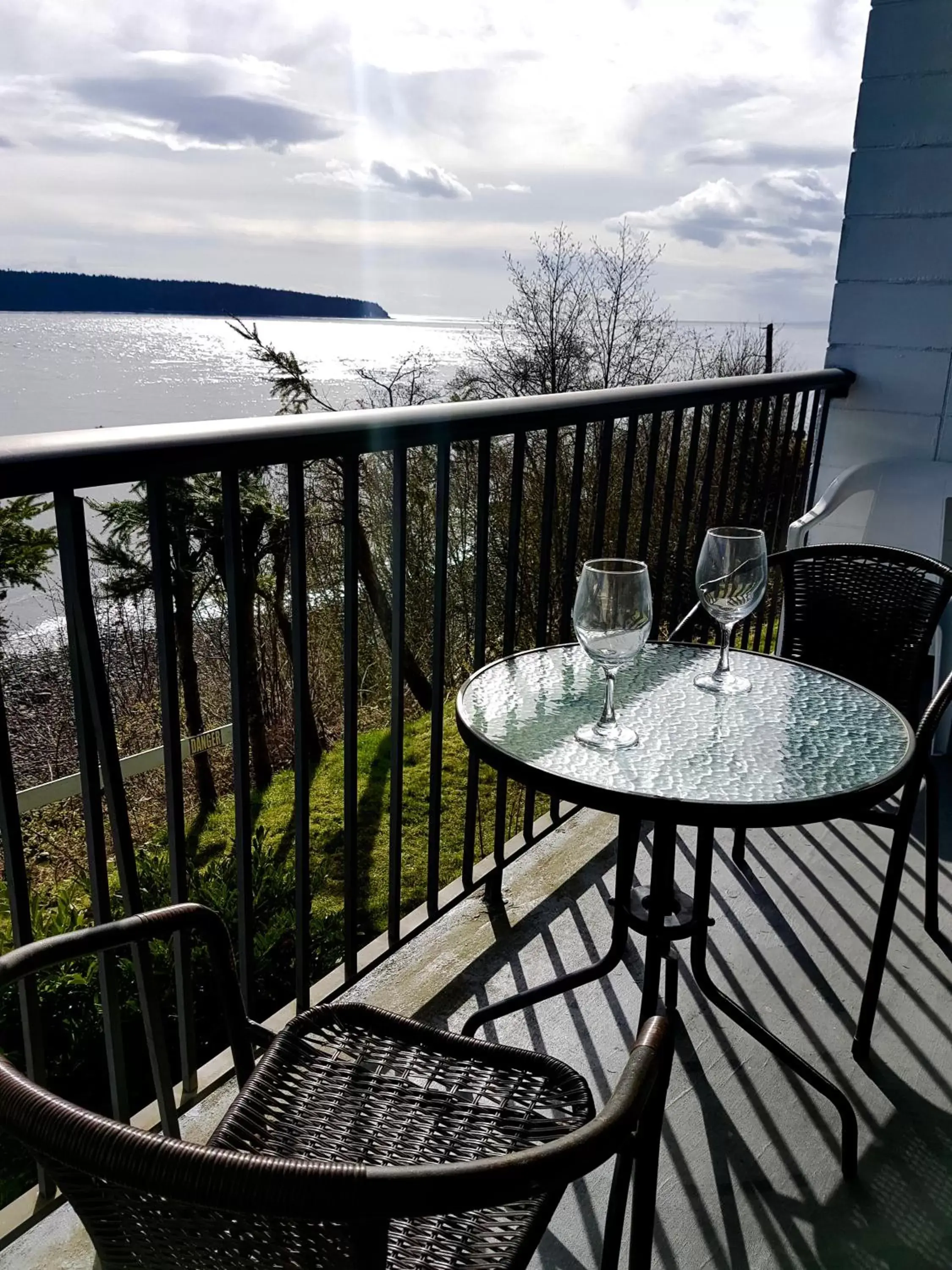 Oceanfront King Room with Private Balcony 2nd Floor in Above Tide Motel Oceanfront King Room with Private Balcony 2nd Floor in Above Tide Motel