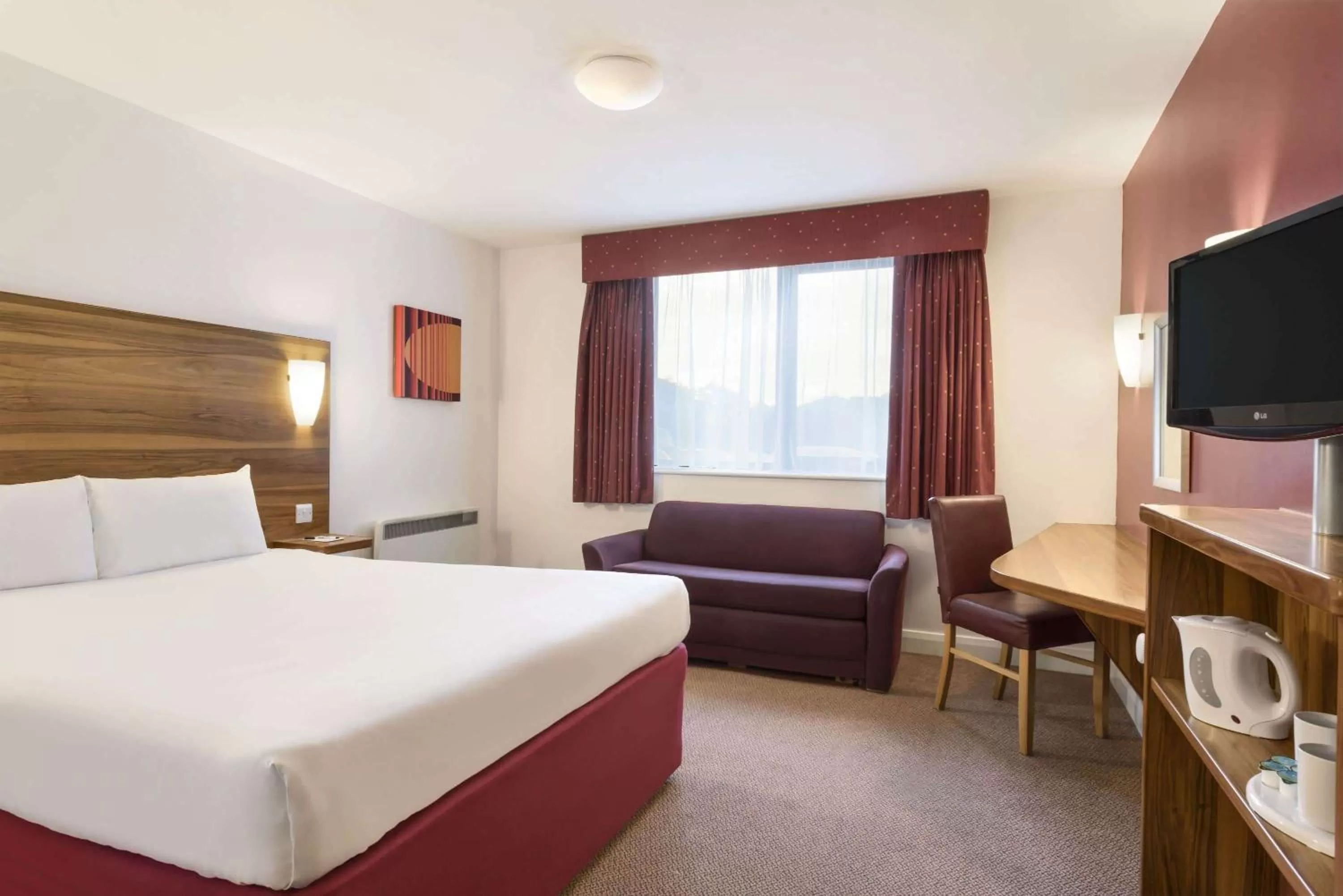 Photo of the whole room, Bed in Days Inn Corley NEC - M6