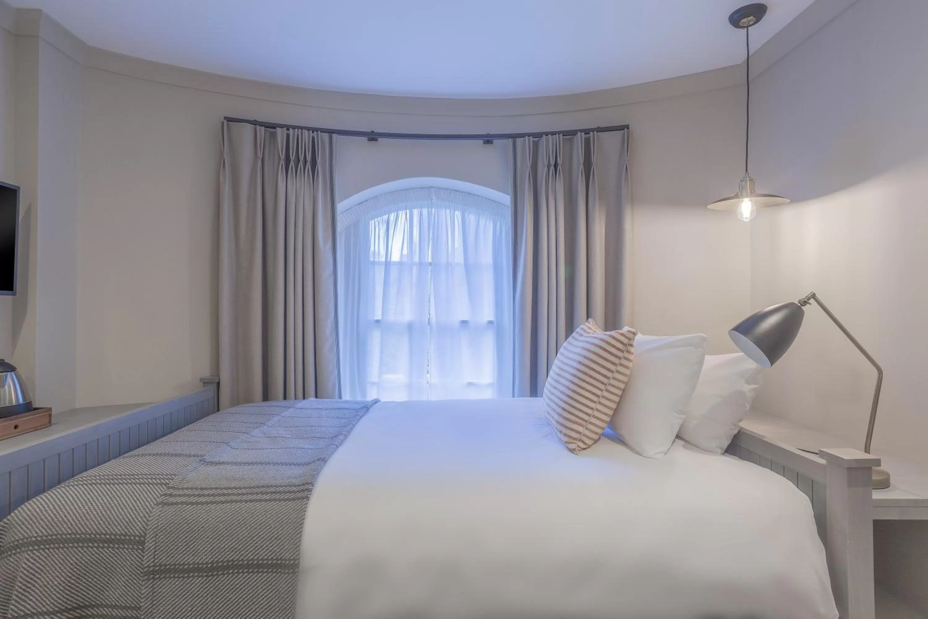 Bed in Richmond Hill Hotel