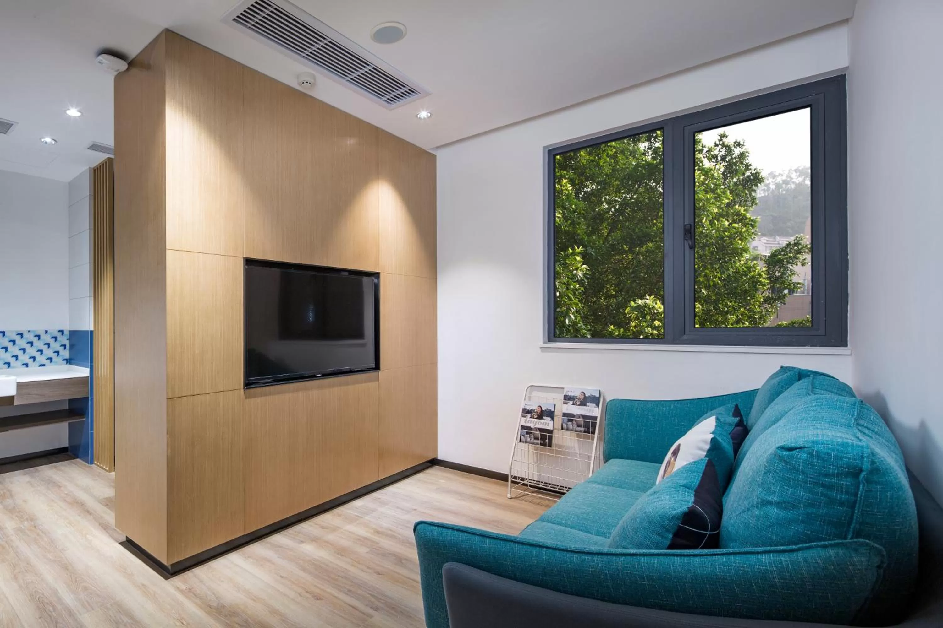 Lobby or reception, Bed in Holiday Inn Express Shanghai Kangqiao by IHG