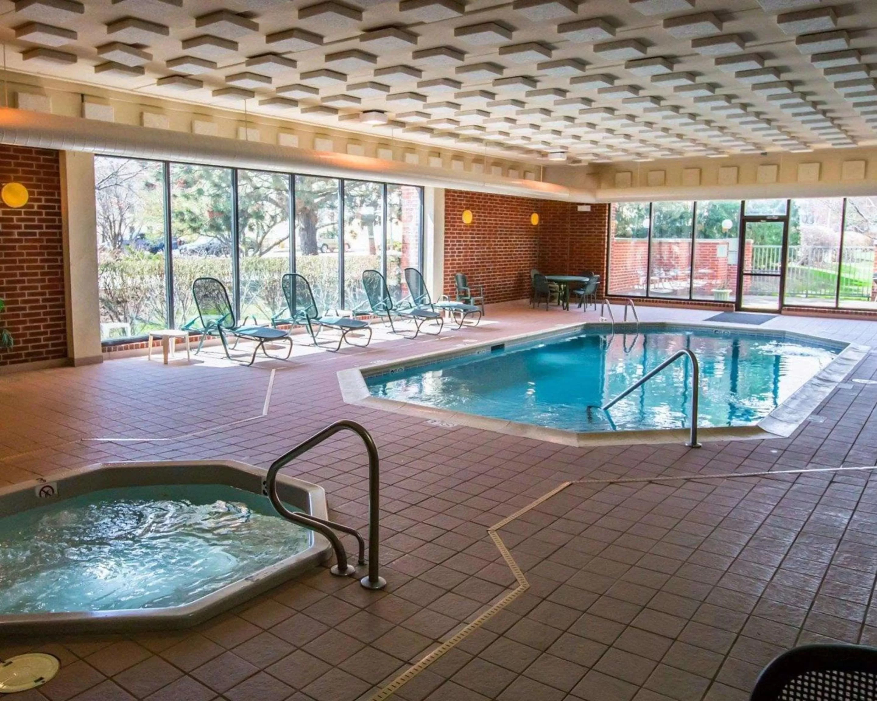 Swimming pool in Quality Inn Schaumburg - Chicago near the Mall