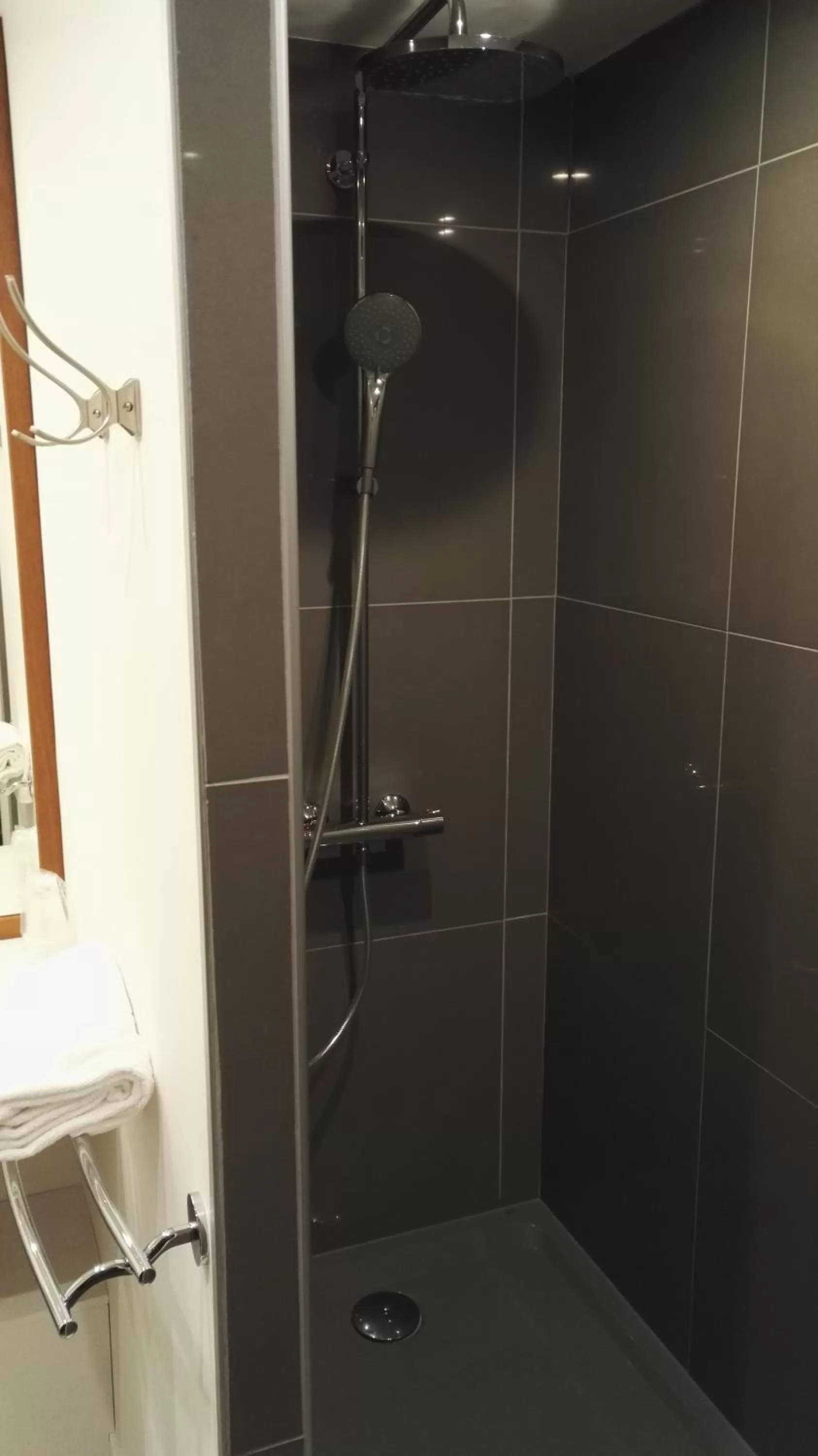 Shower in Hotel Libera Caen Colombelles