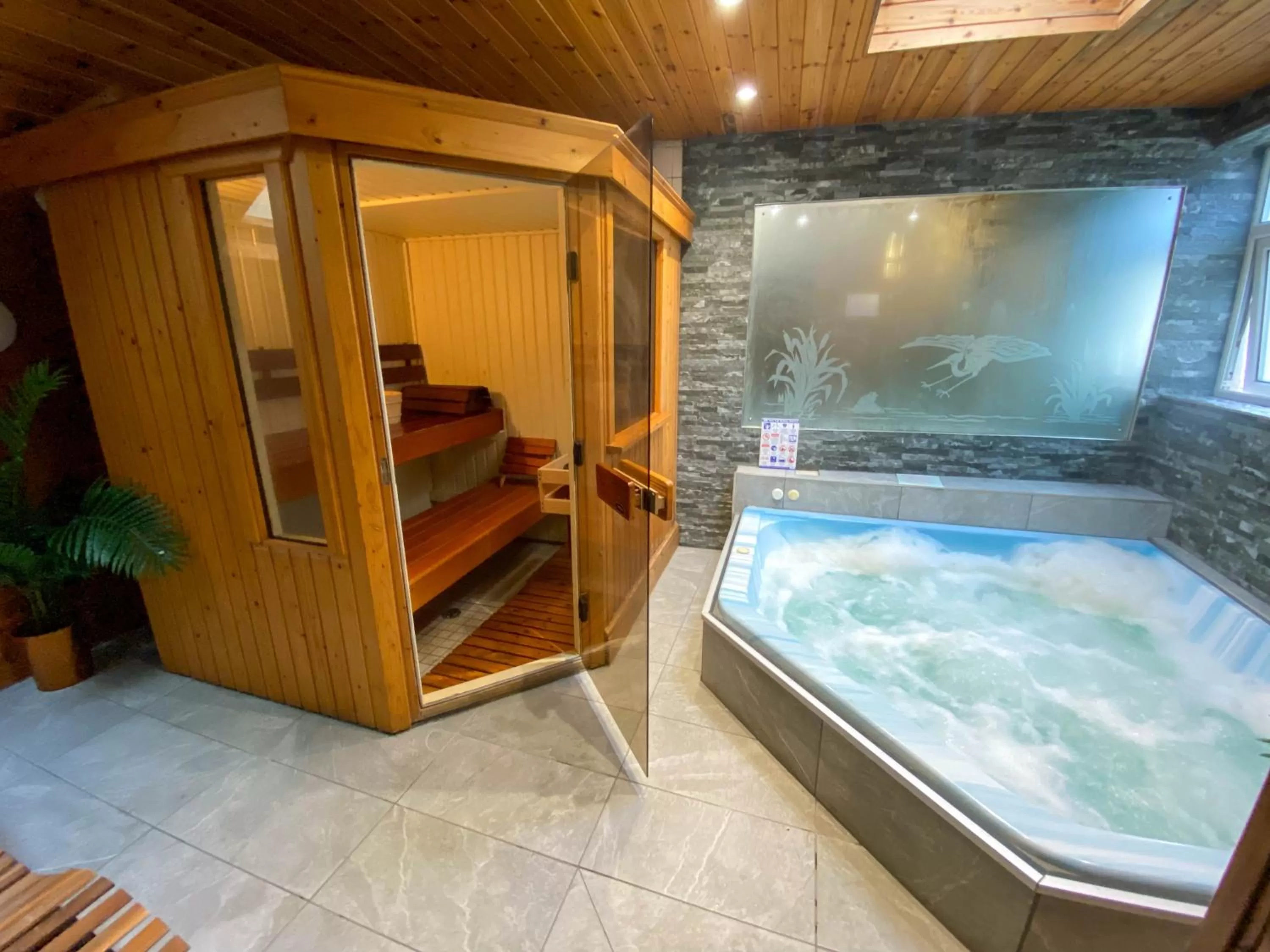 Hot Tub in Glan Aber Hotel
