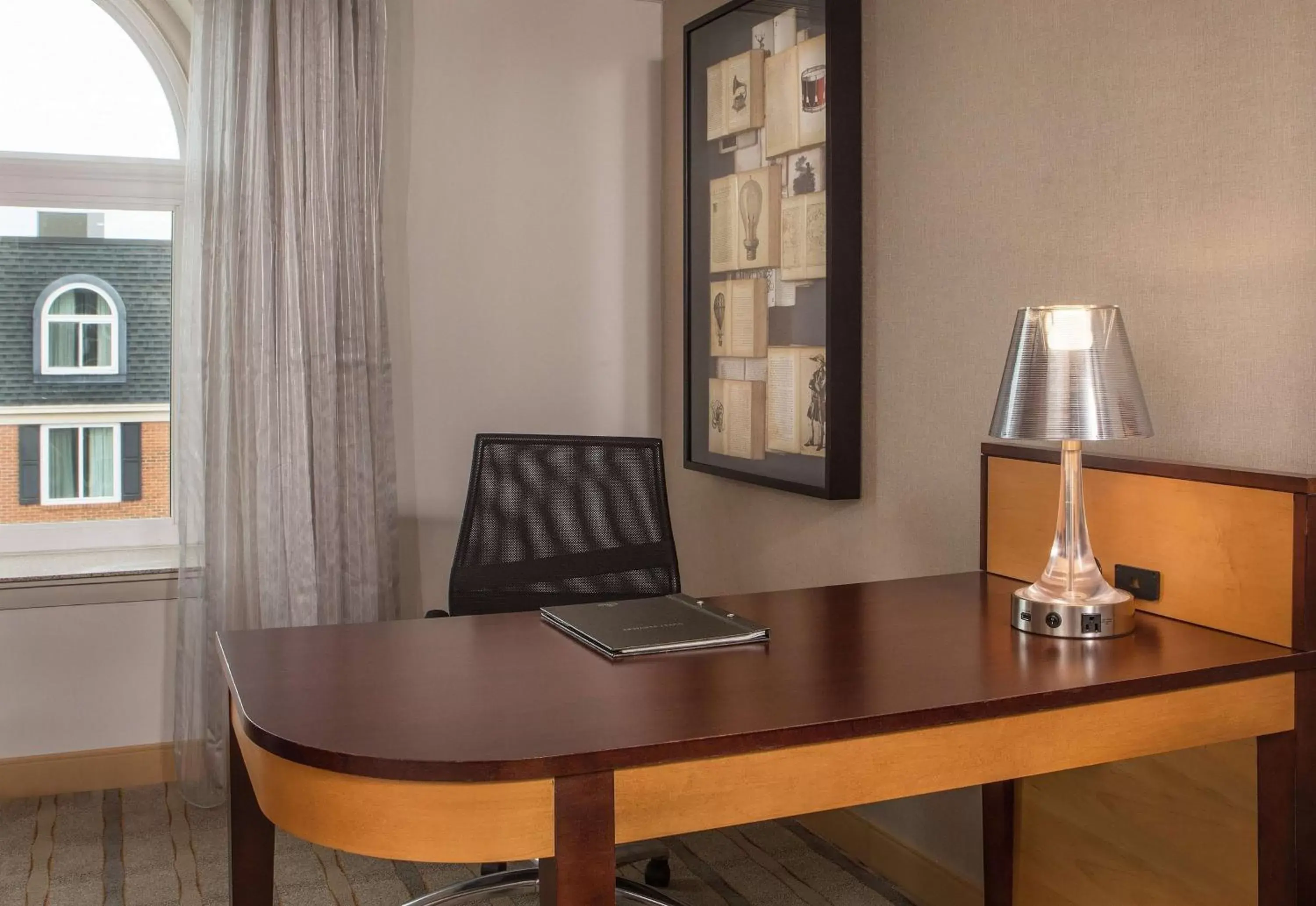 Deluxe King Room with Roll-In Shower - Mobility and Hearing Access/Non-Smoking in Hilton Wilmington/Christiana Deluxe King Room with Roll-In Shower - Mobility and Hearing Access/Non-Smoking in Hilton Wilmington/Christiana