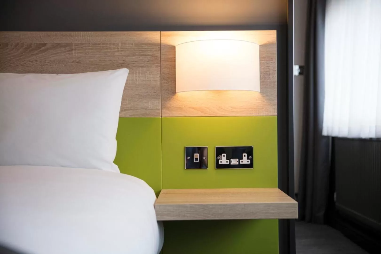 Bedroom, Bed in Thistle Express London Luton