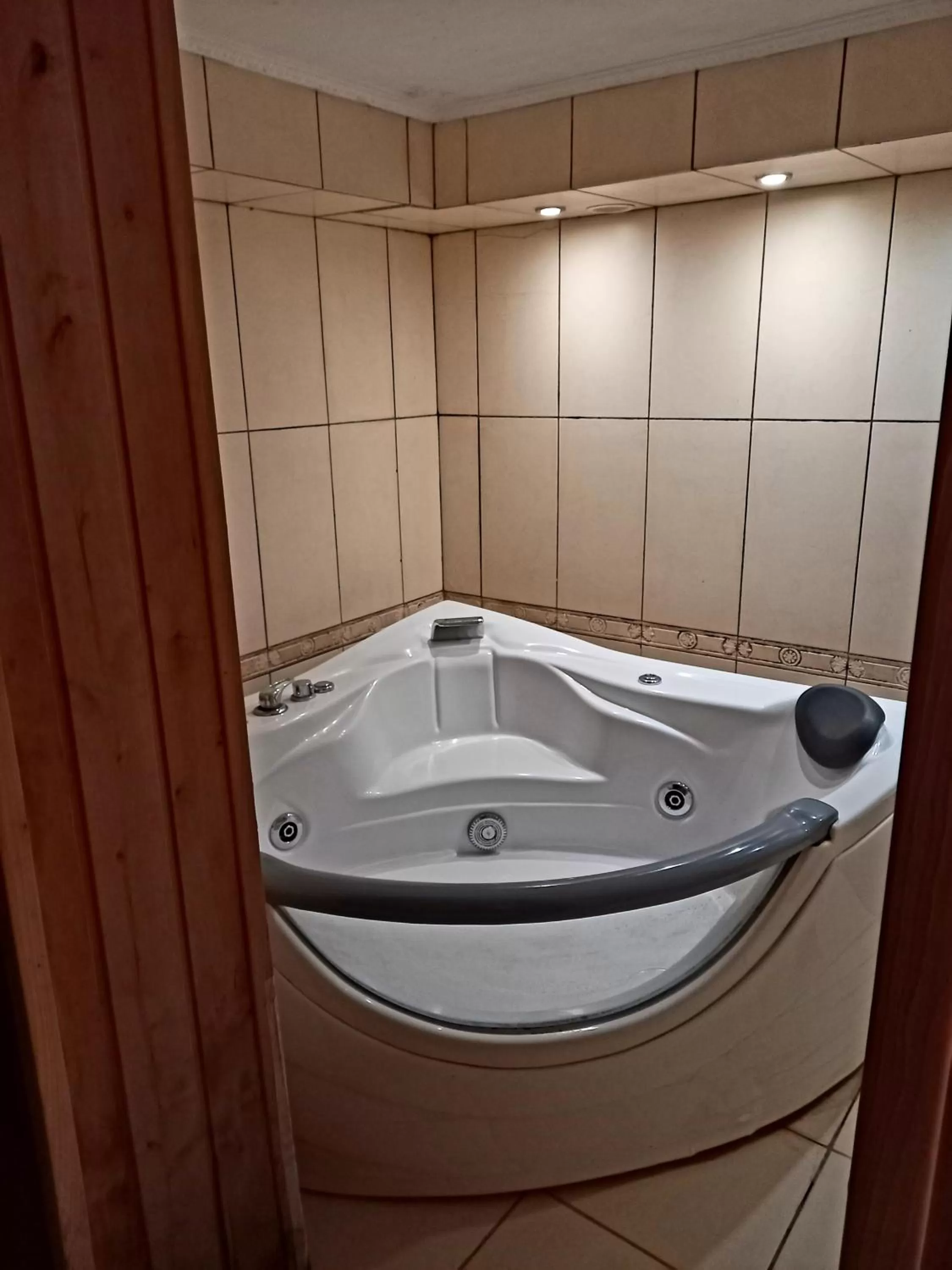 Hot Tub, Bathroom in Rodina Hotel