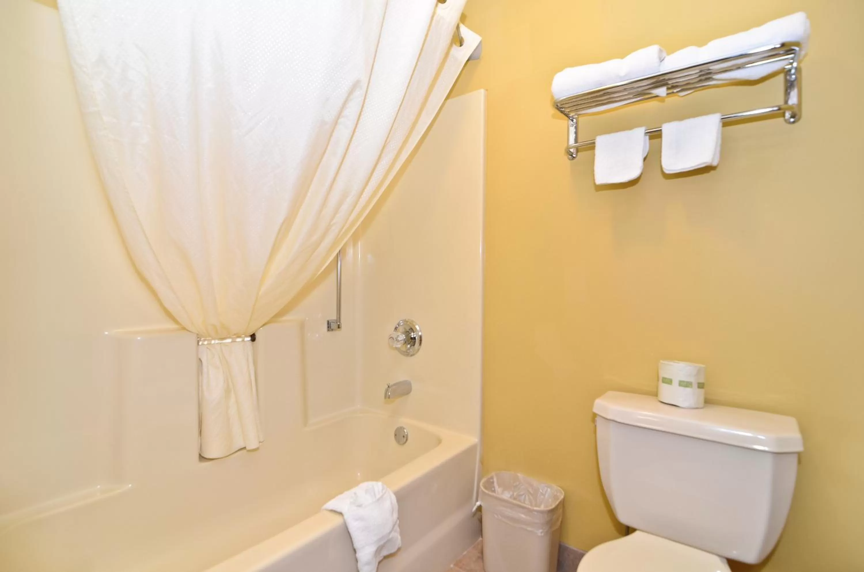 Queen Room - Accessible/Non Smoking in Econo Lodge Louisville Airport