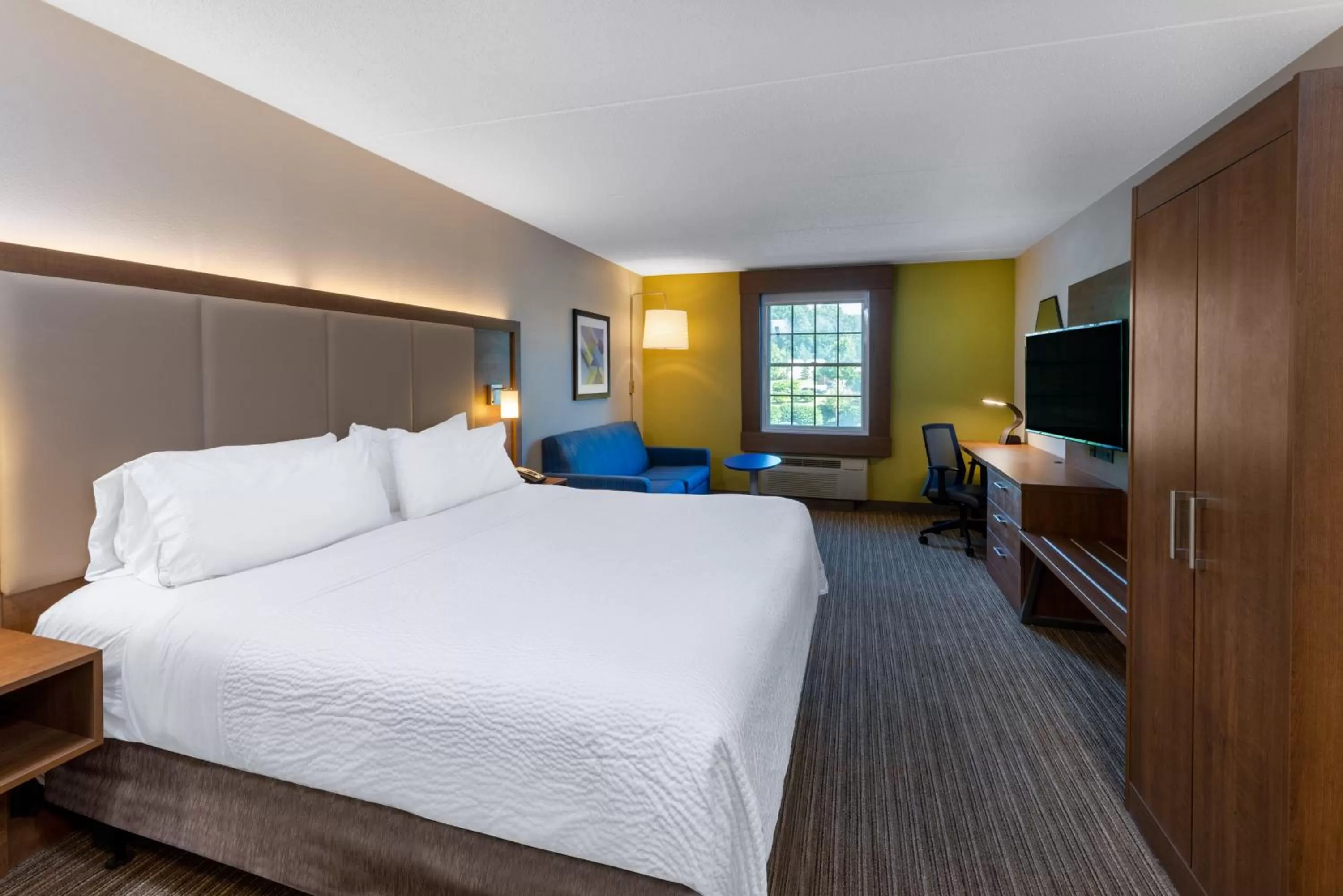 Photo of the whole room, Bed in Holiday Inn Express State College at Williamsburg Square by IHG