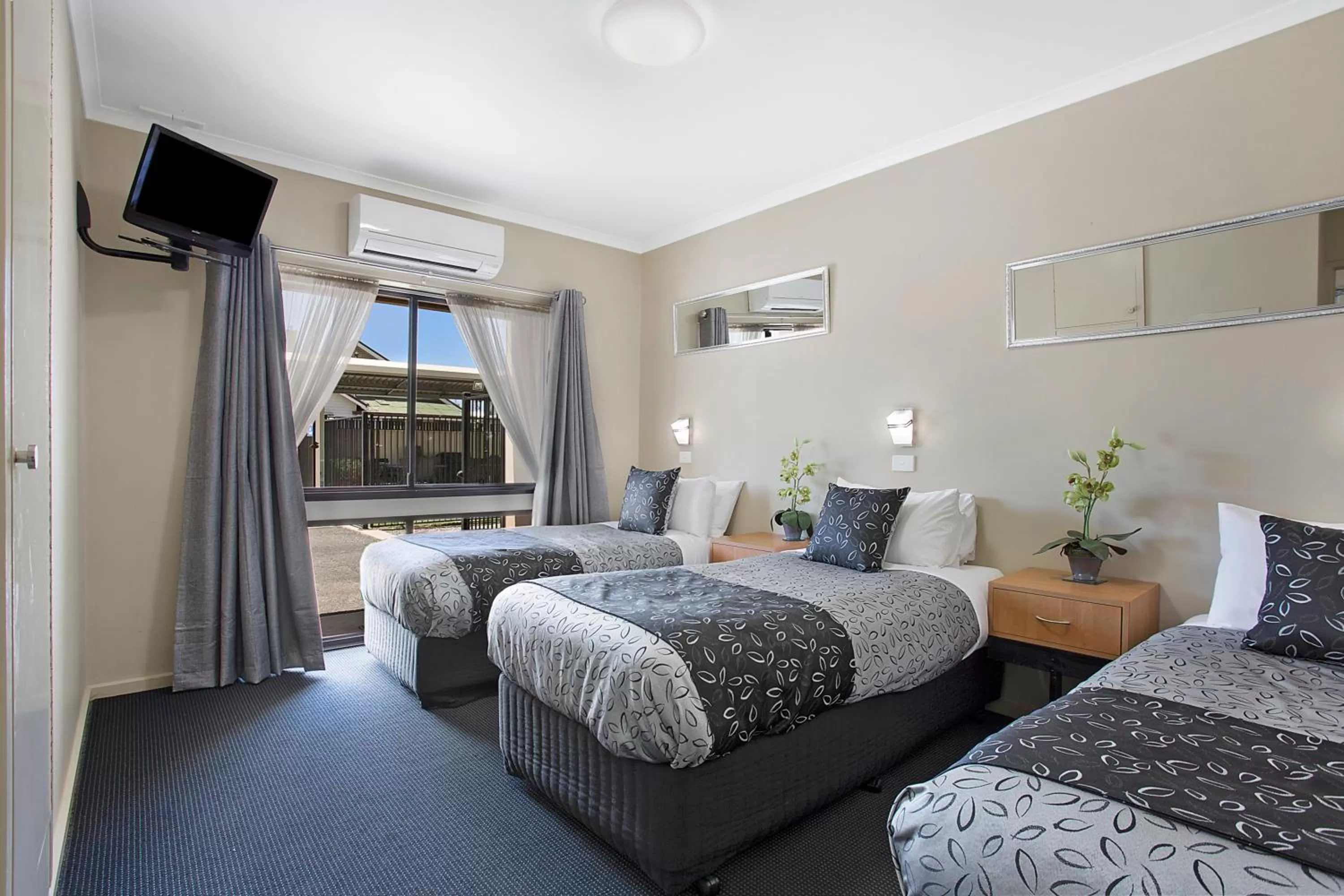 Bed in Comfort Inn May Park