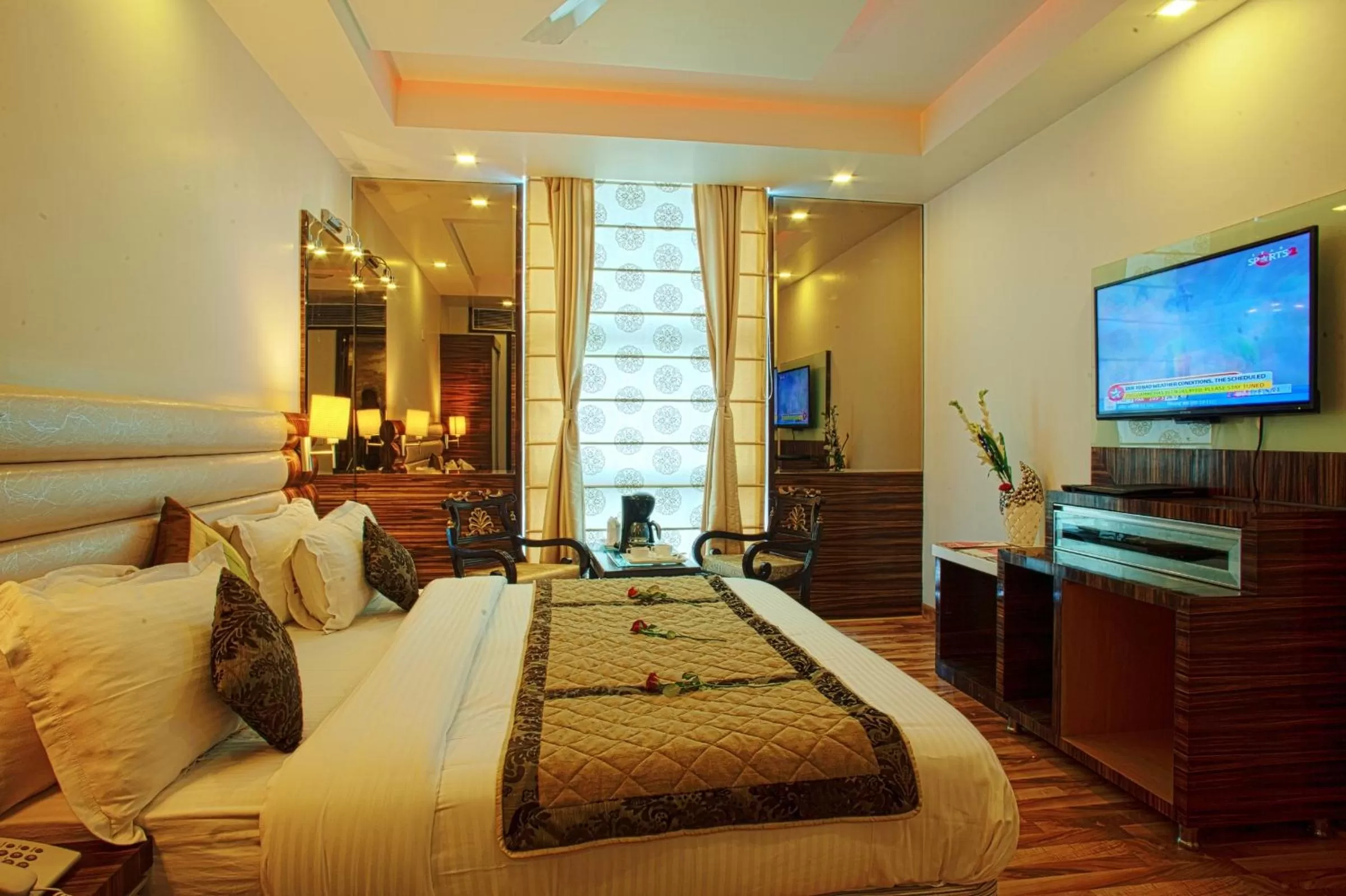 Living room, Bed in Hotel Delhi 55 -City Center