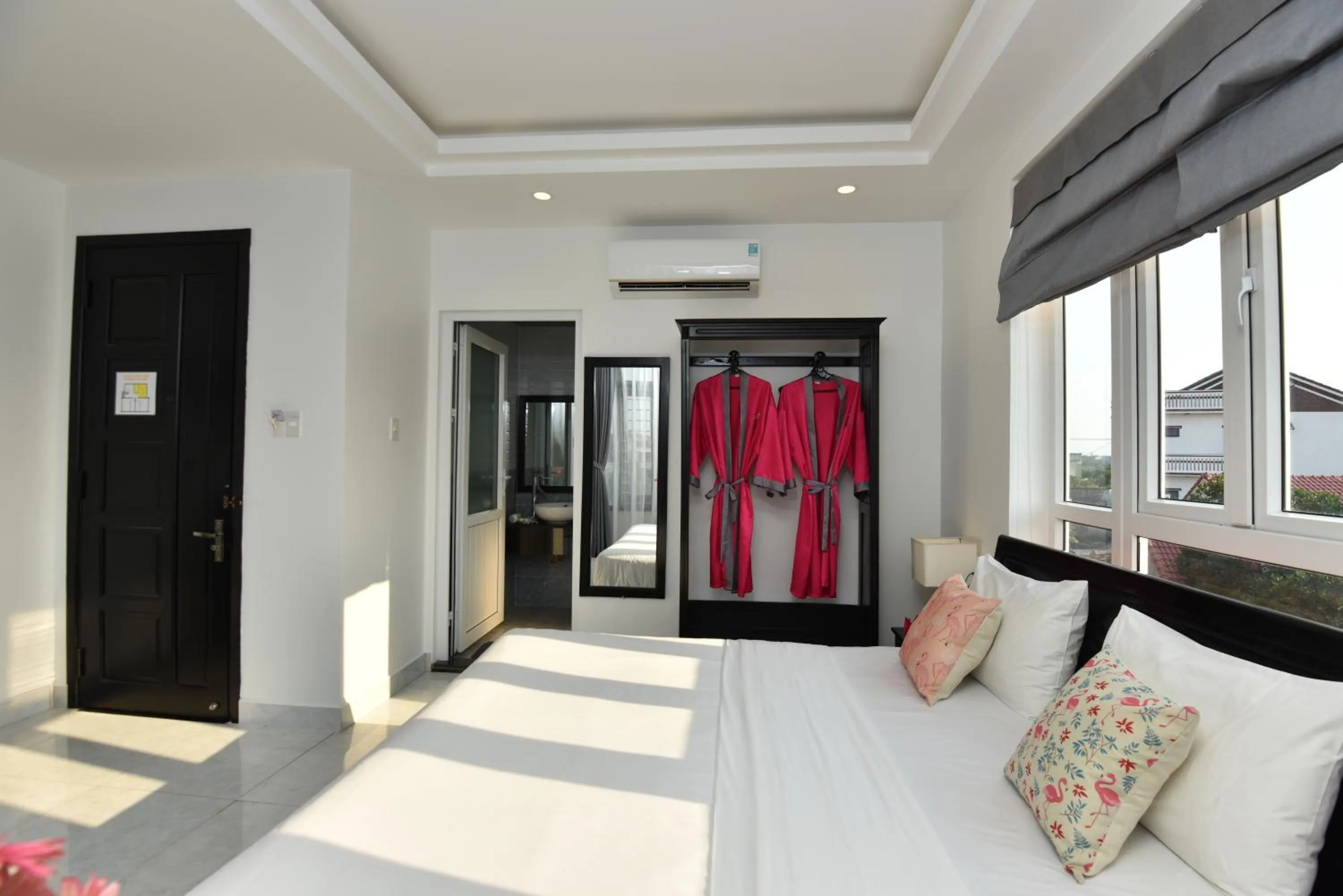 Bed in Flamingo Villa Homestay - Big Rooms with Balcony - Close to Hoi An Old Town 200m & Temple Bridge - Large Outside Pool for Sun Bathing