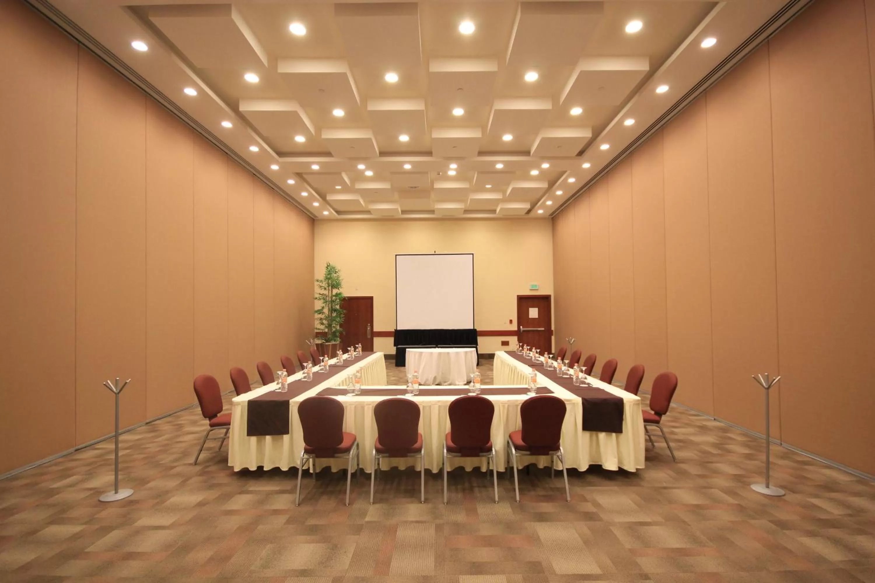 Meeting/conference room in Holiday Inn & Suites Plaza Mayor by IHG