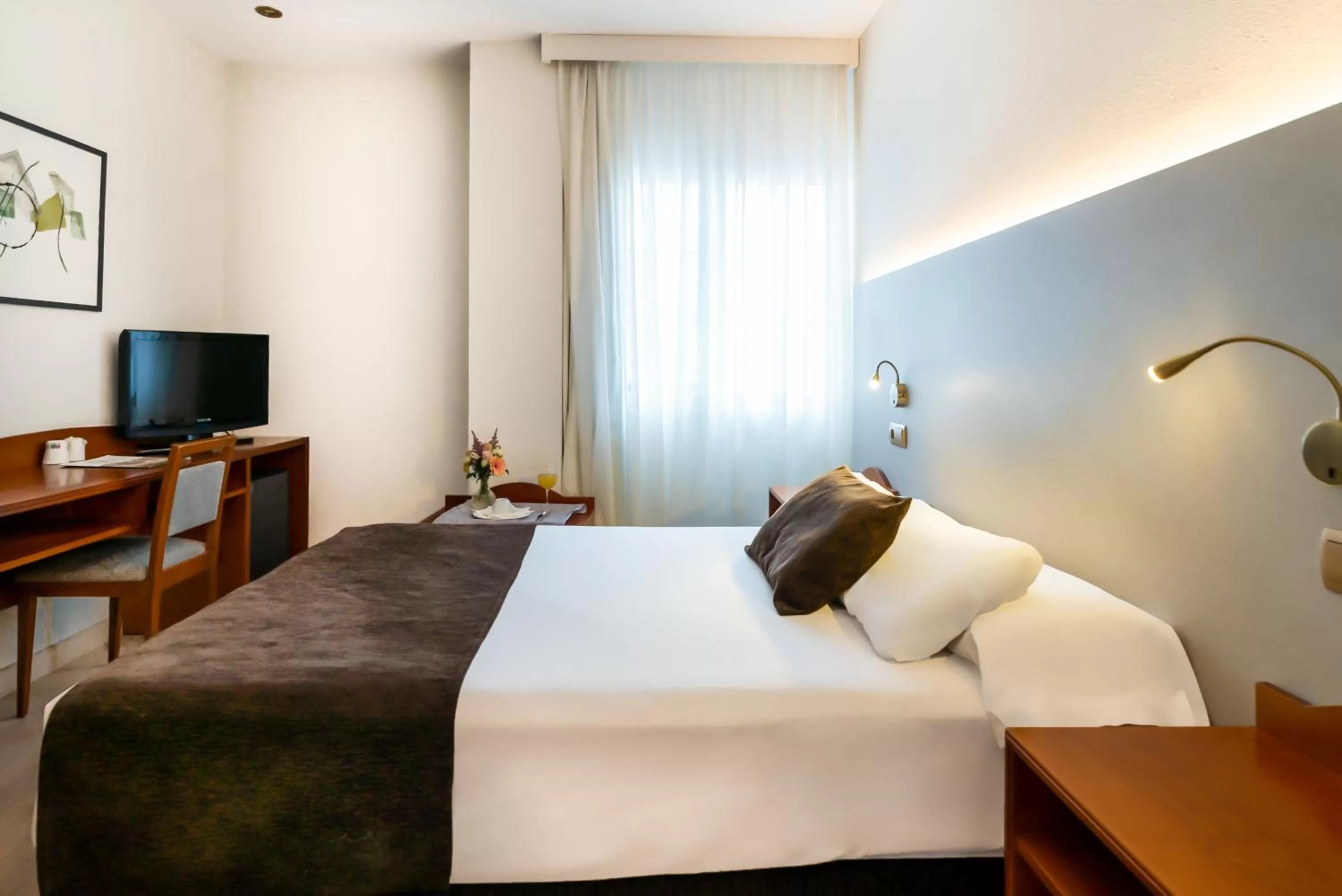 Photo of the whole room, Bed in Ponferrada Plaza