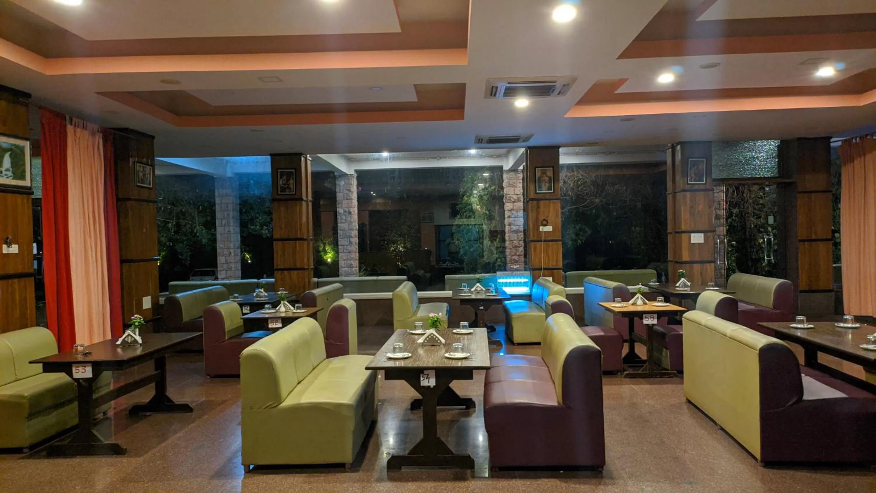 Restaurant/places to eat in Kanthi Resorts Badami
