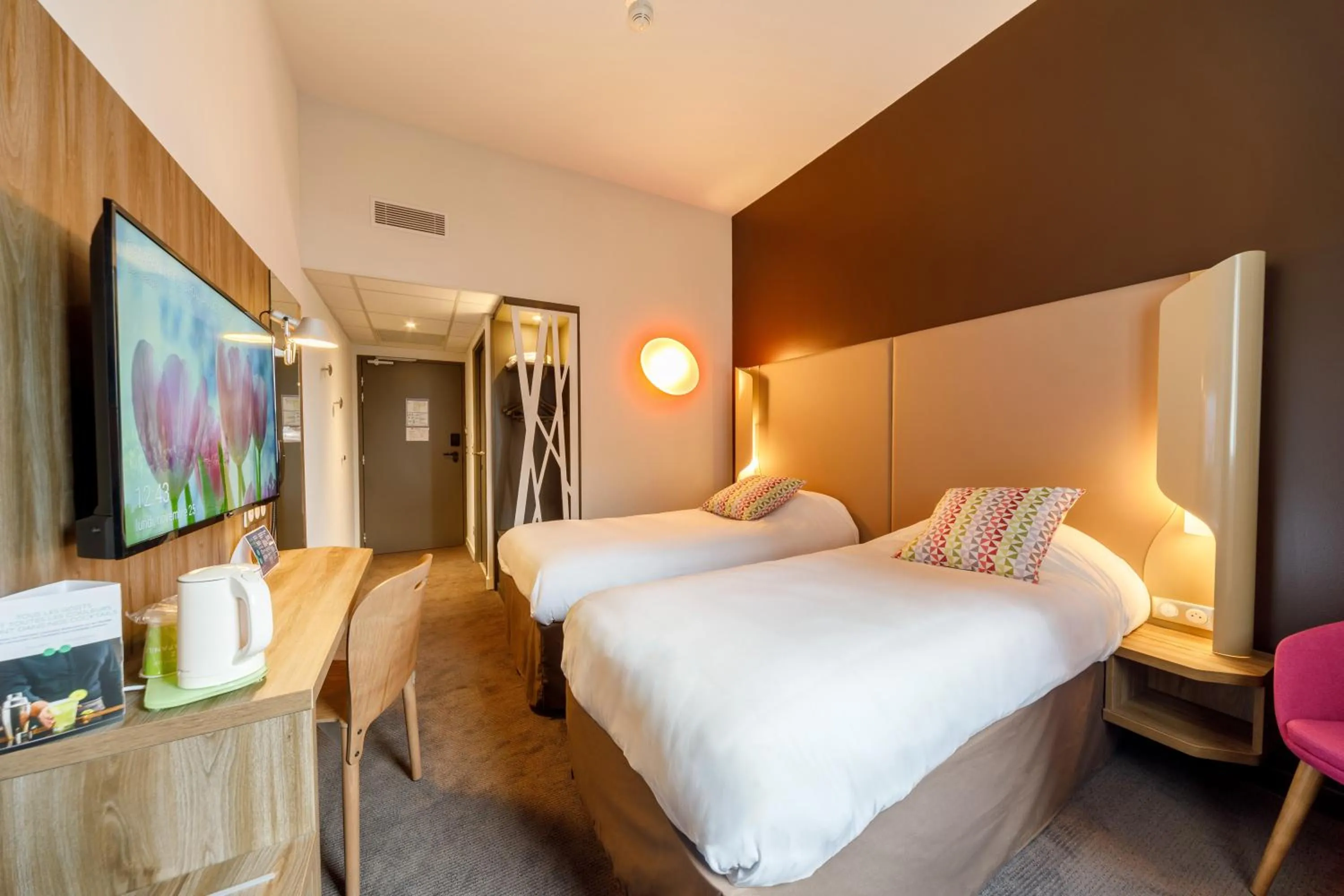 Bedroom, Bed in Campanile Annemasse Est Findrol CHAL