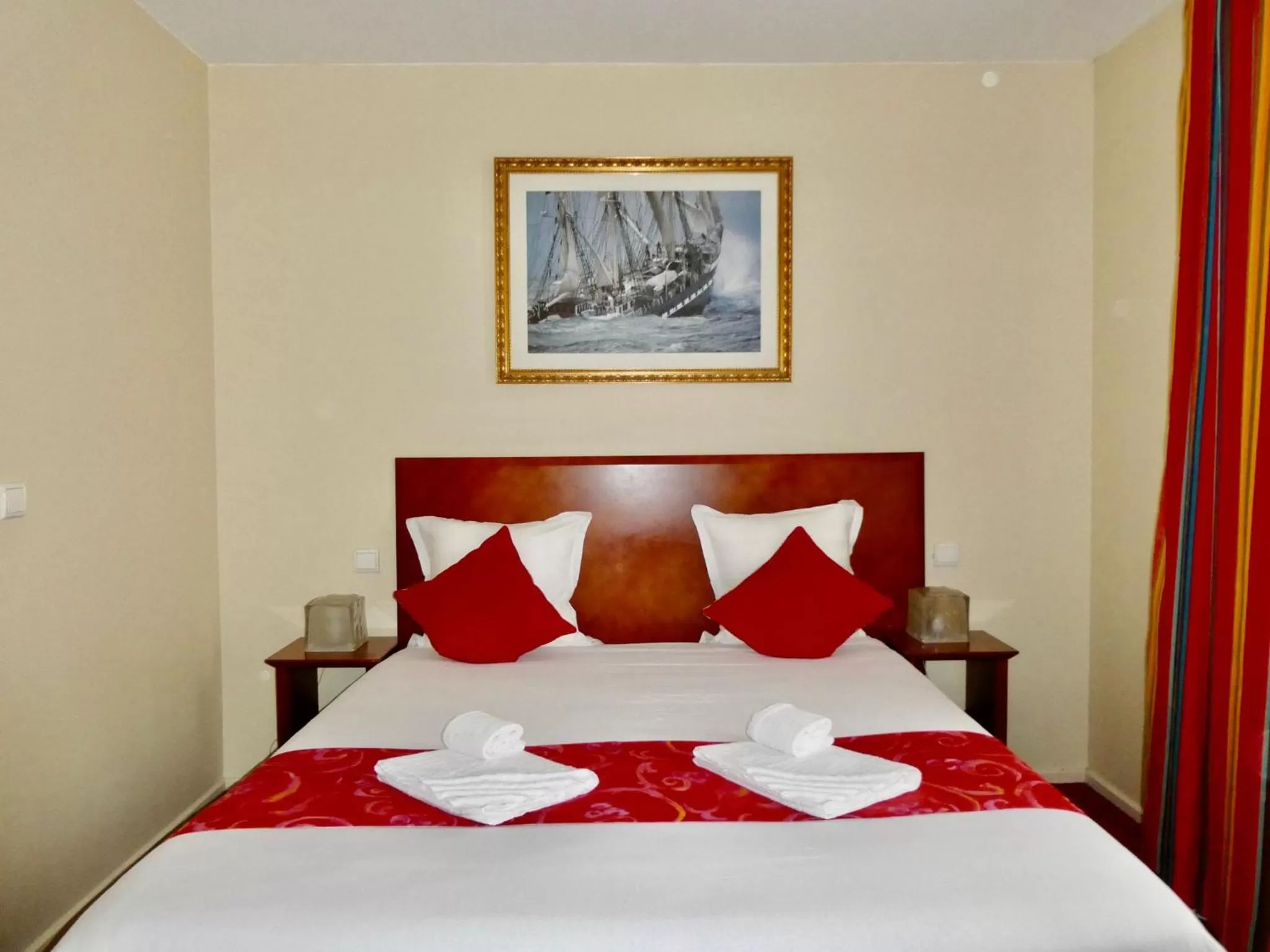 Bed in Hotel Bellevue Montmartre