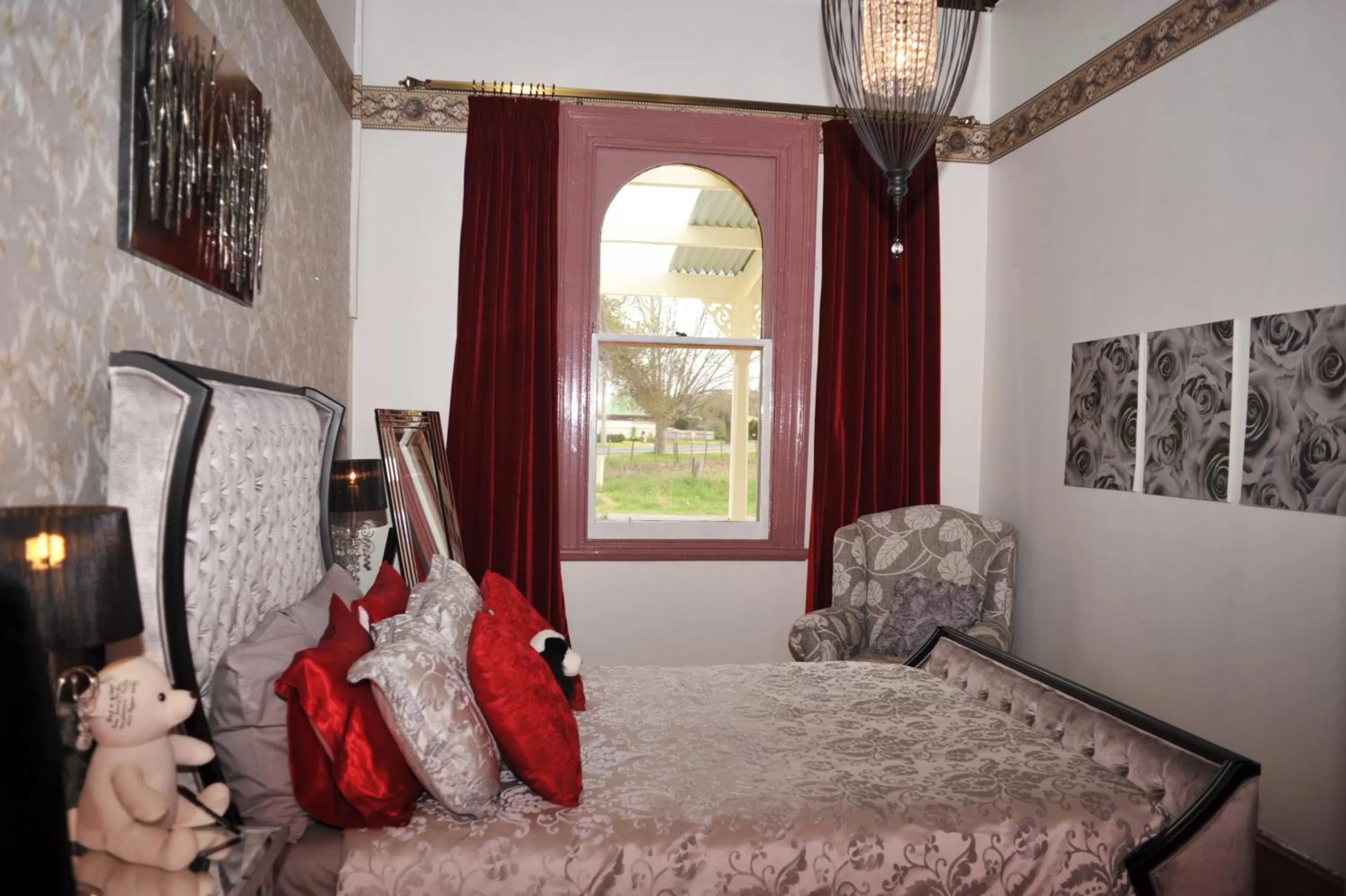 Photo of the whole room, Bed in Must Love Dogs B&B & Self Contained Cottage