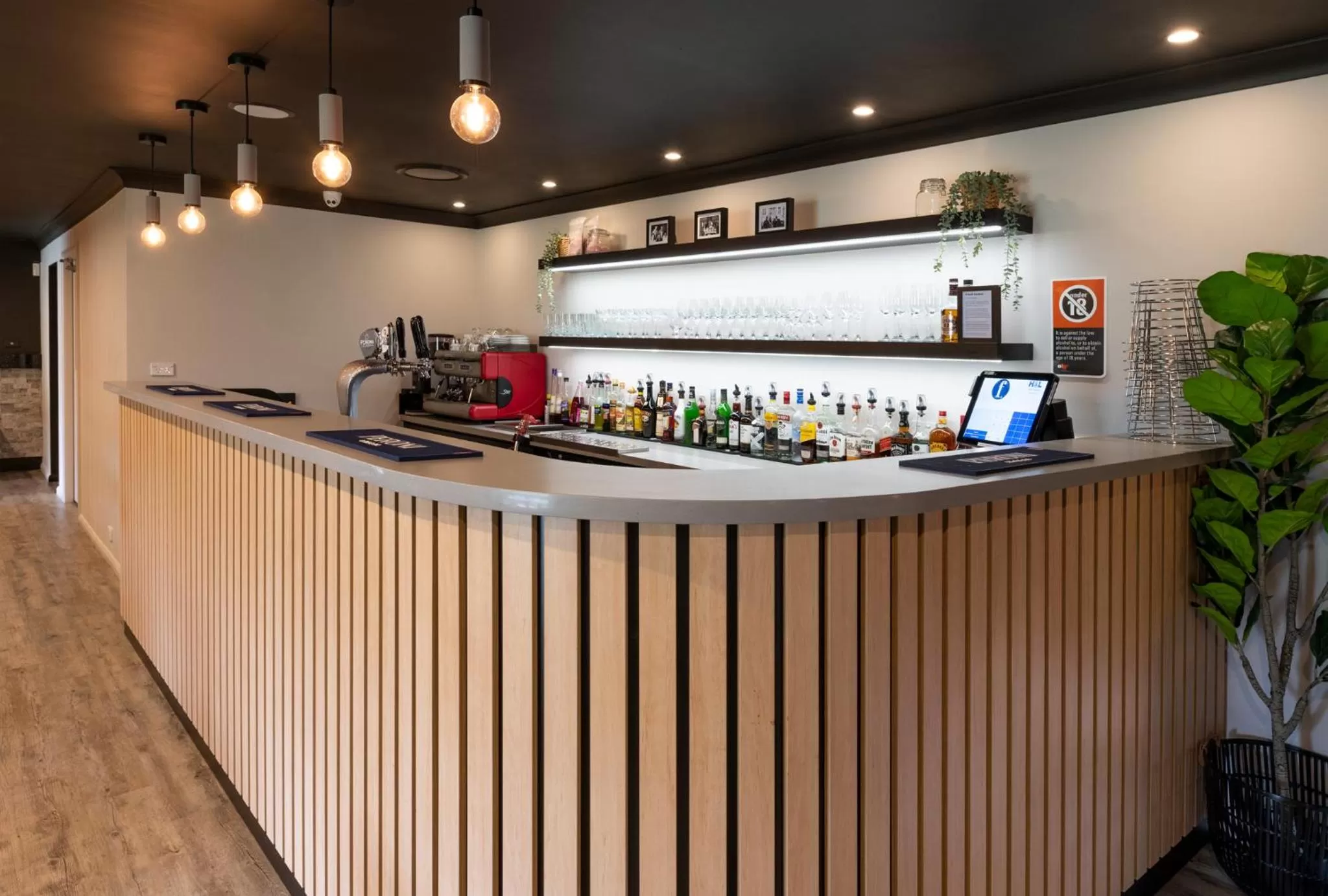 Restaurant/places to eat in Zig Zag Motel & Apartments