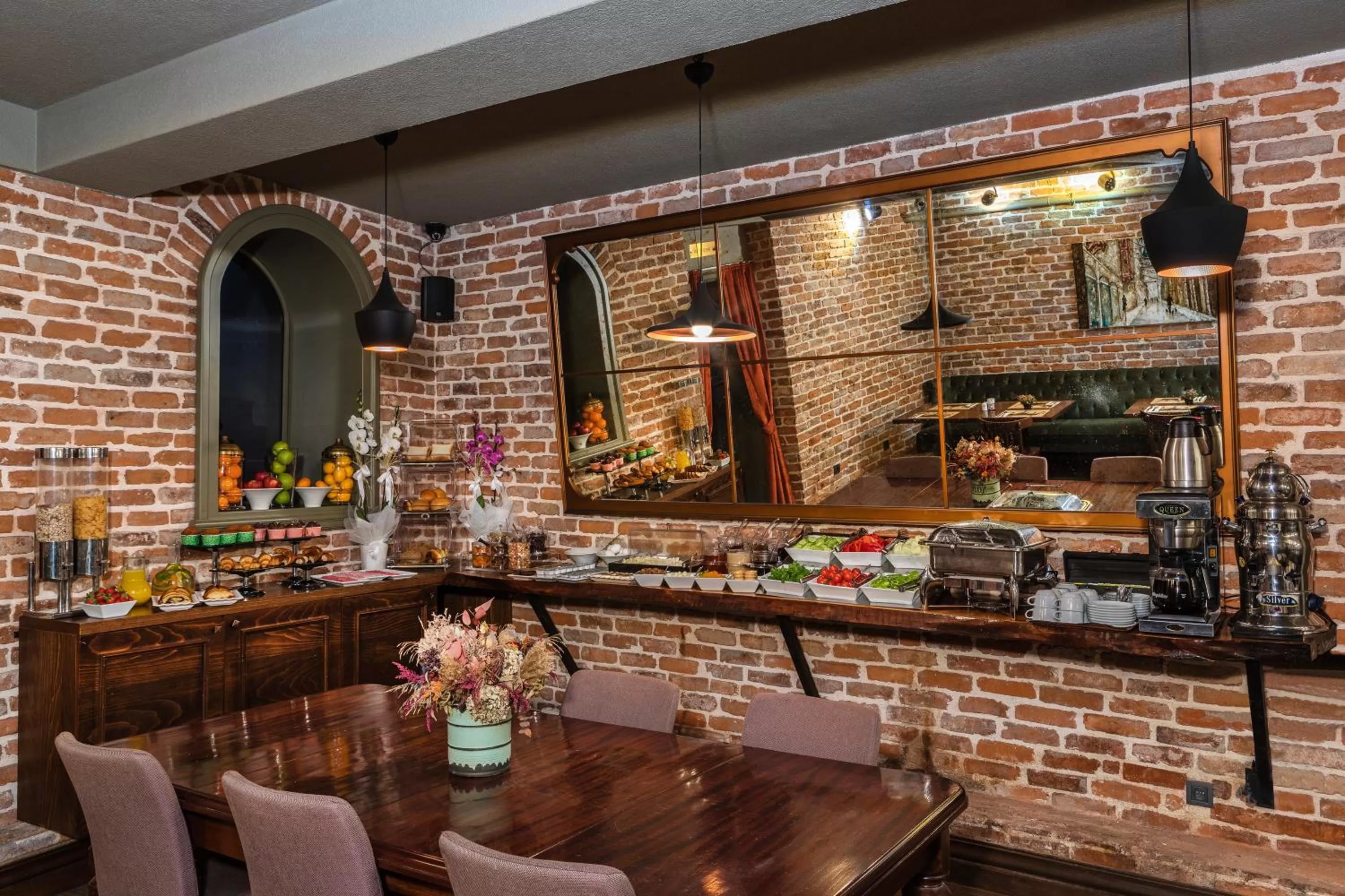 Restaurant/places to eat in Meroddi Galata Mansion