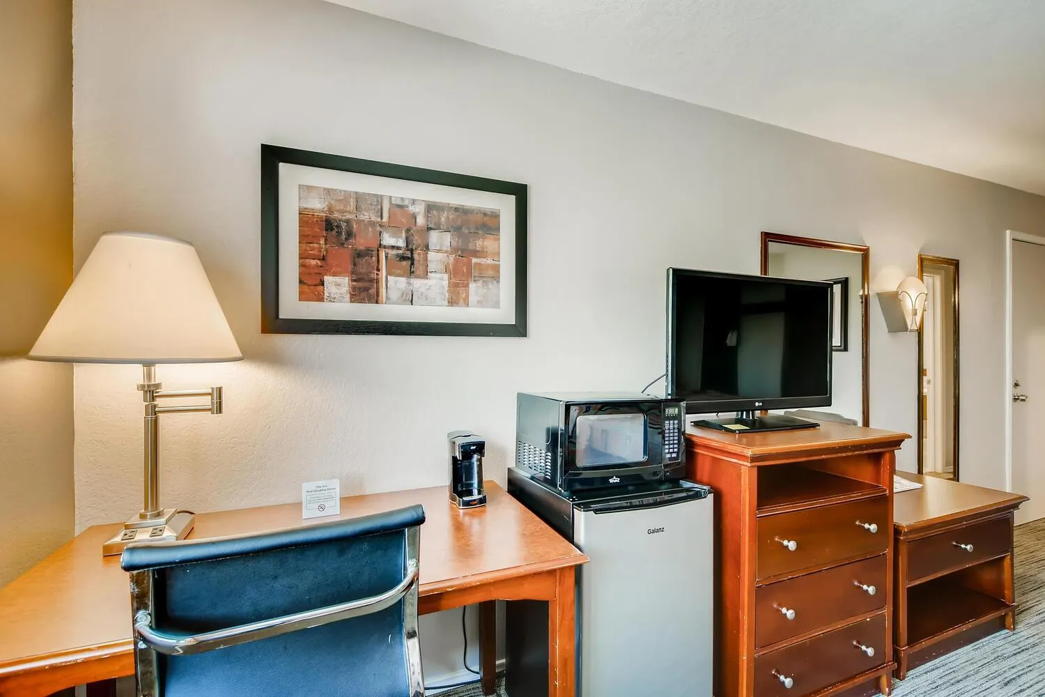 TV and multimedia in Orangewood Inn and Suites Midtown