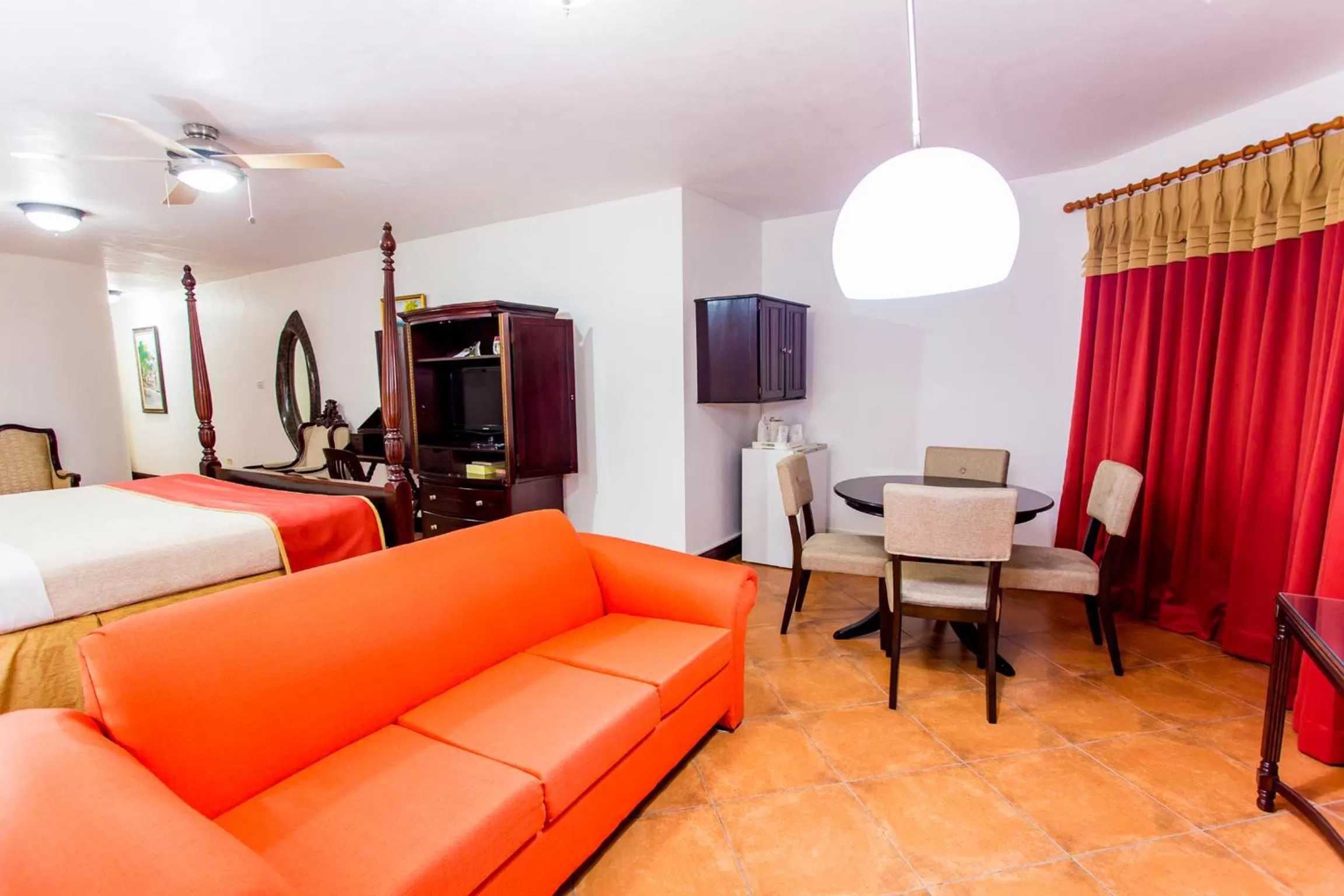 Photo of the whole room in Altamont Court Hotel