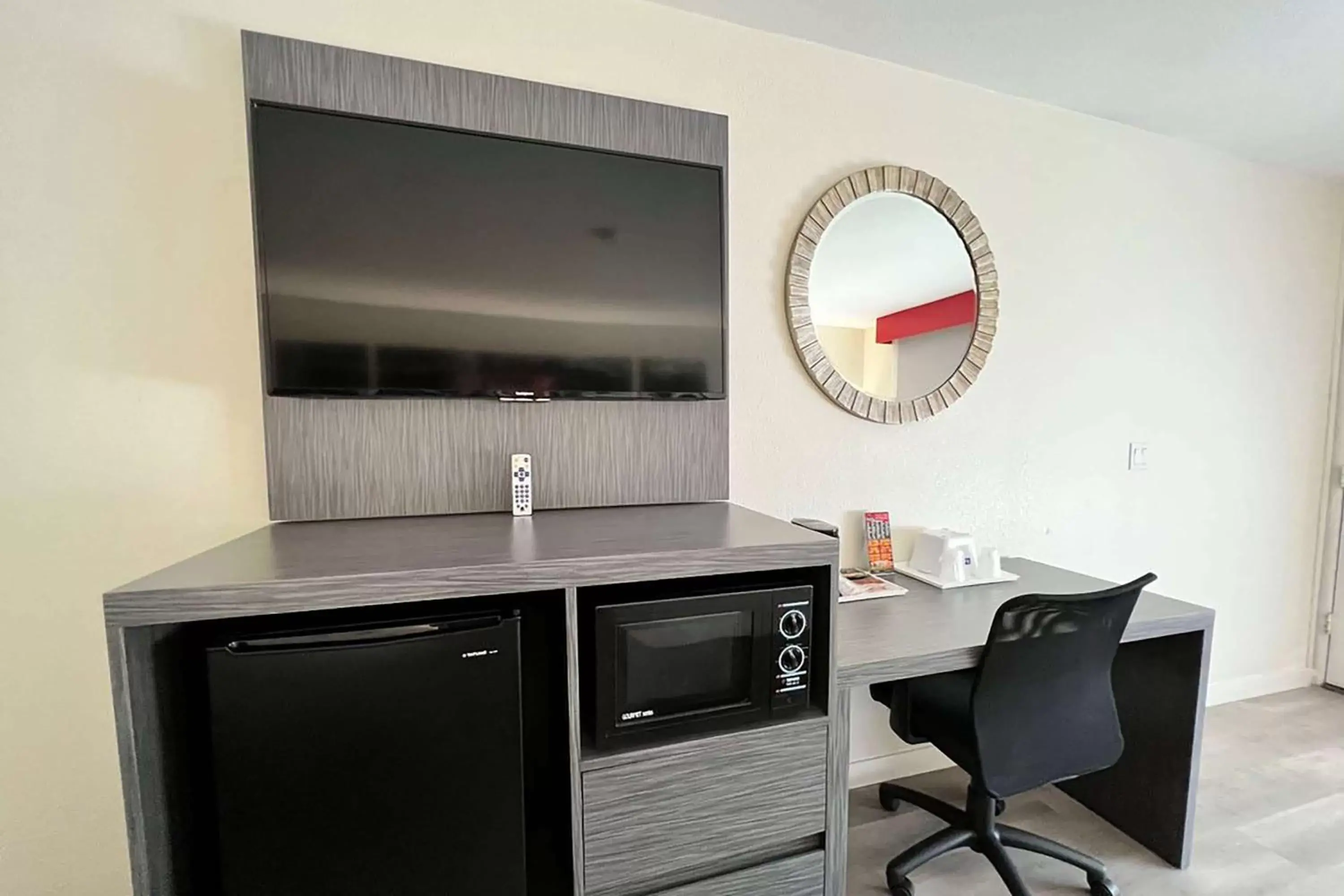 Queen Room with Two Queen Beds and Bath Tub - Mobility/Hearing Accessible - Non-Smoking in Ramada by Wyndham Anaheim Convention Center Queen Room with Two Queen Beds and Bath Tub - Mobility/Hearing Accessible - Non-Smoking in Ramada by Wyndham Anaheim Convention Center