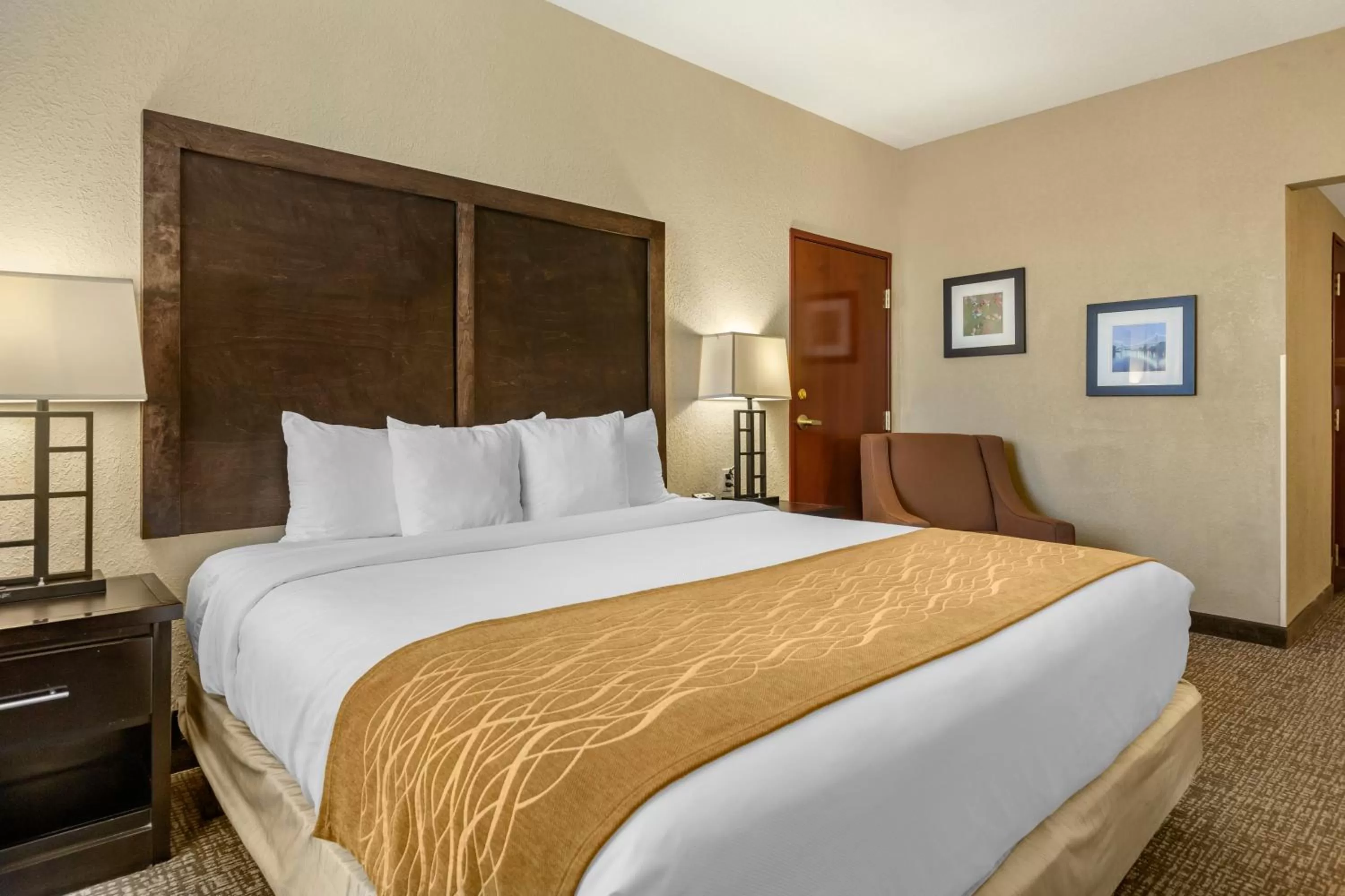 Bed in Comfort Inn & Suites Allen Park - Dearborn