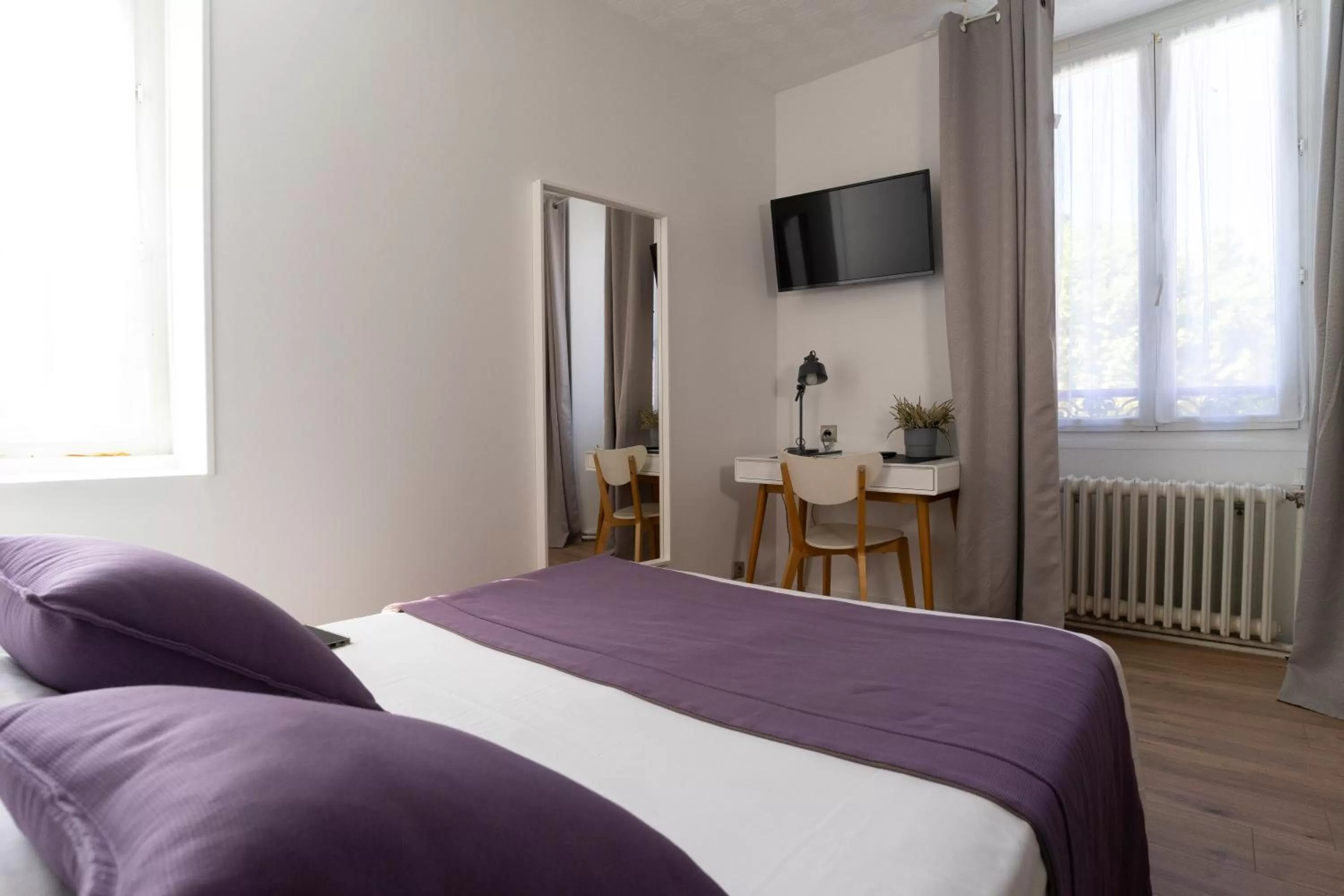 Photo of the whole room, Bed in Hôtel du Midi