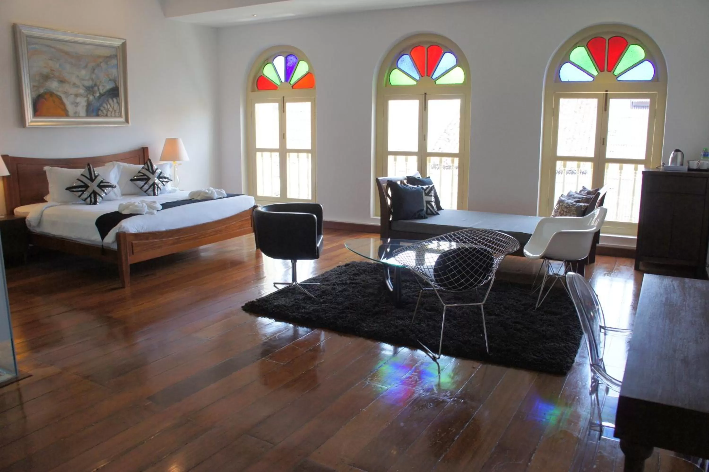 Photo of the whole room, Bed in Heeren Palm Suites