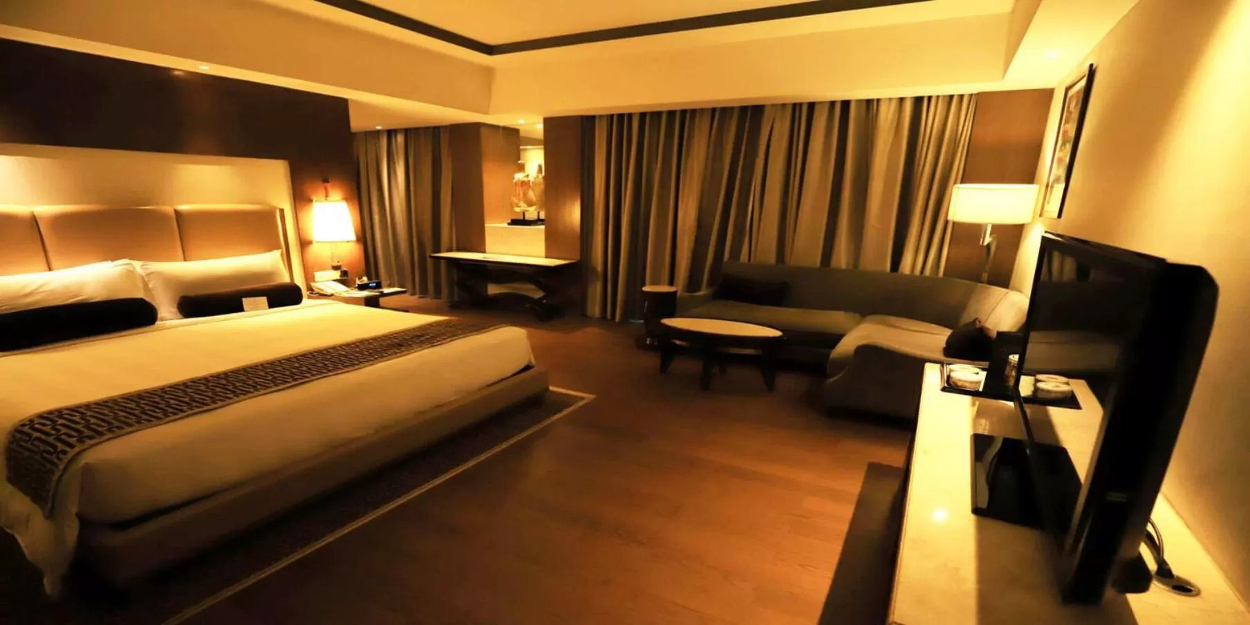 Photo of the whole room, Bed in Crowne Plaza New Delhi Okhla by IHG
