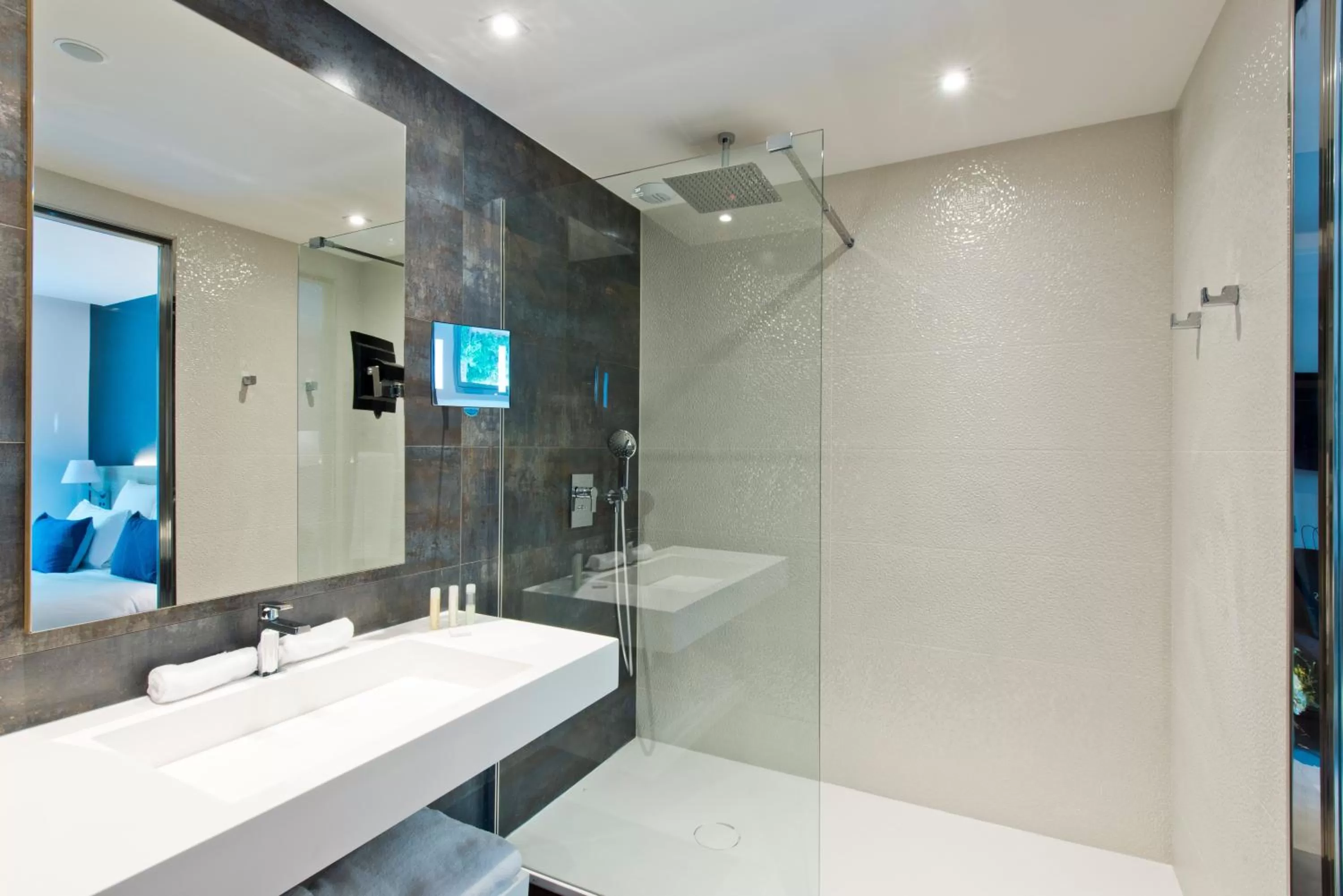 Shower in Golden Tulip Sophia Antipolis - Hotel & Spa
