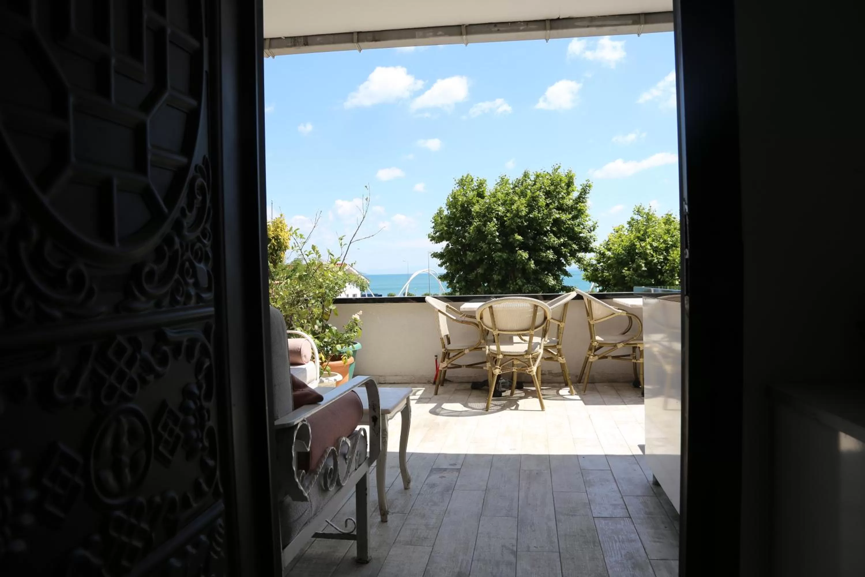 Balcony/Terrace, Restaurant/Places to Eat in Arat Apartments